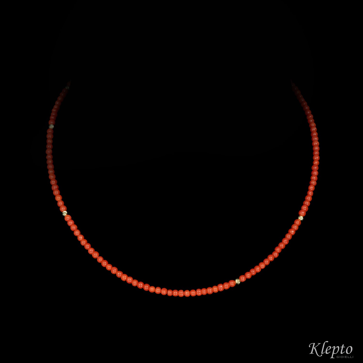 Short yellow gold necklace with coral