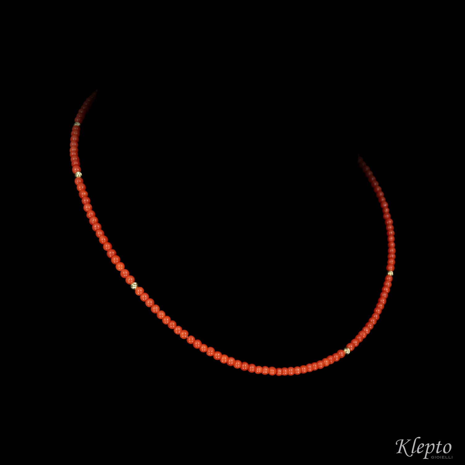Short yellow gold necklace with coral