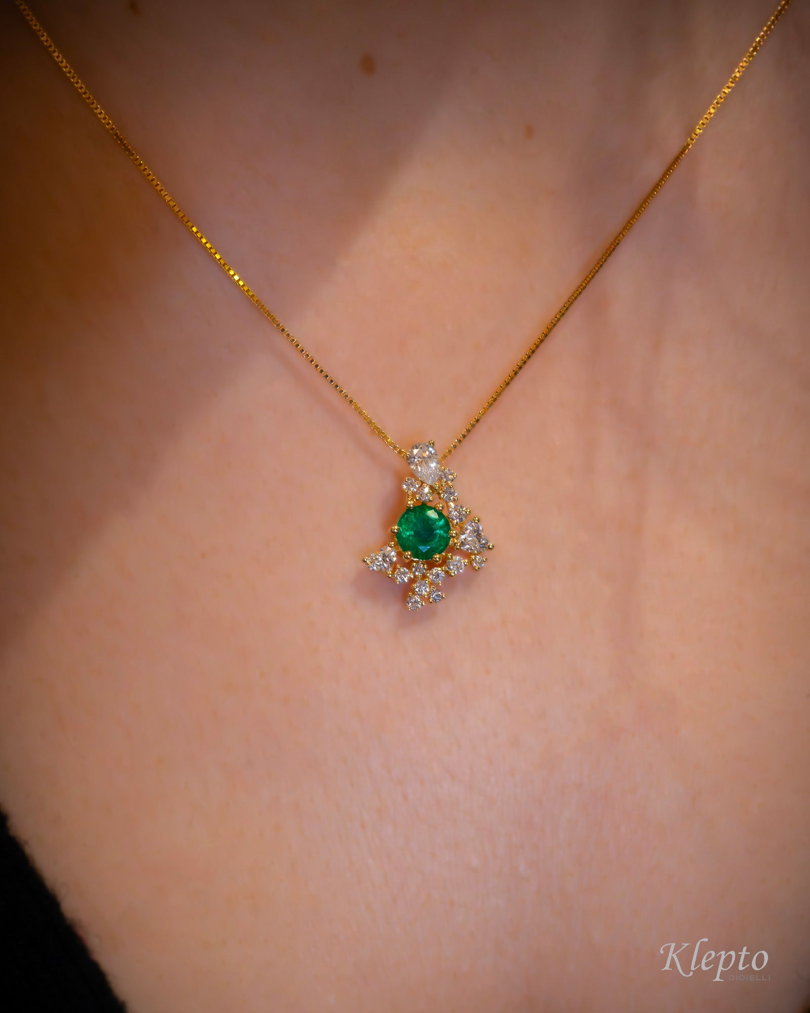 Yellow gold pendant with Emerald and Diamonds