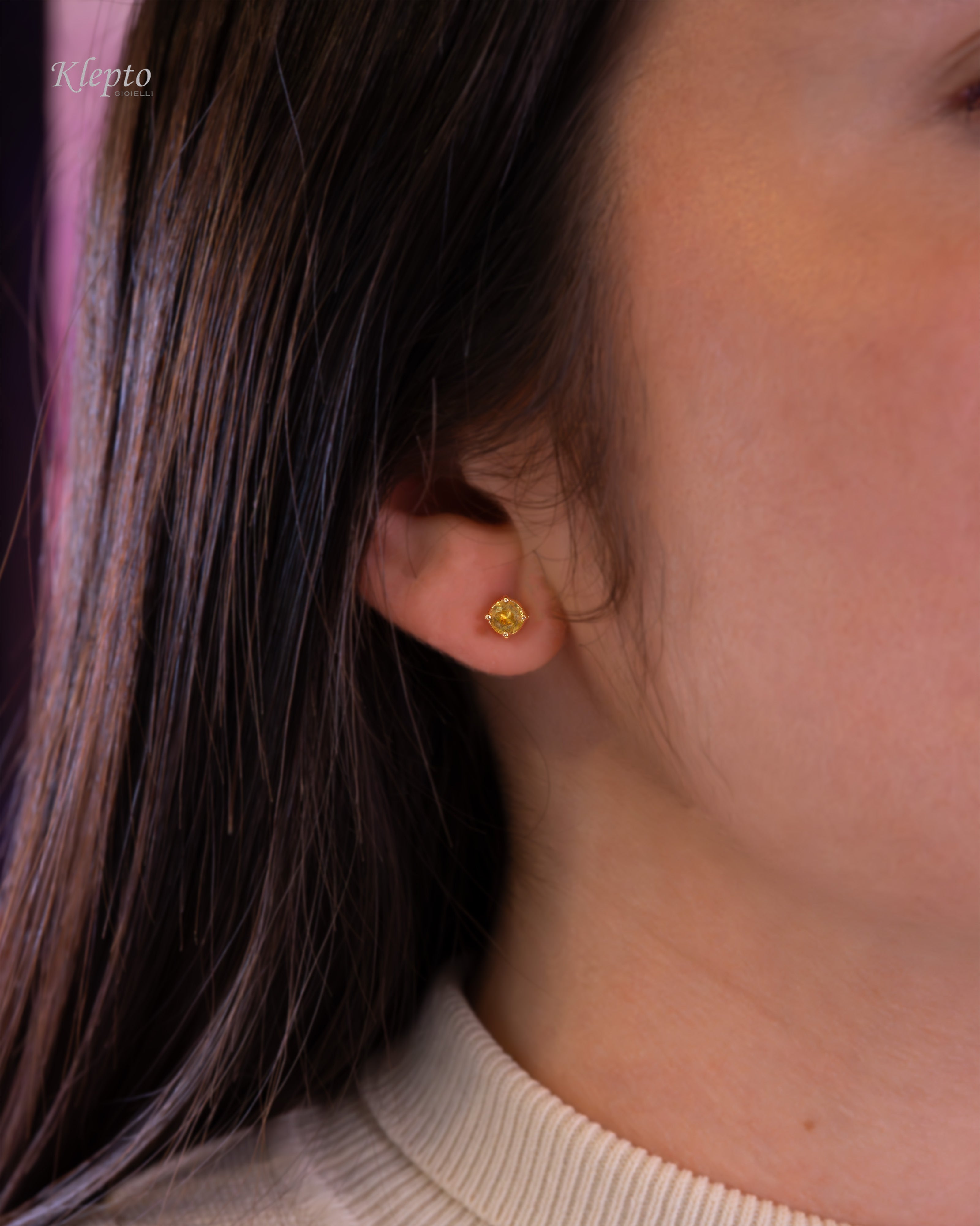 Yellow gold earrings with yellow sapphires