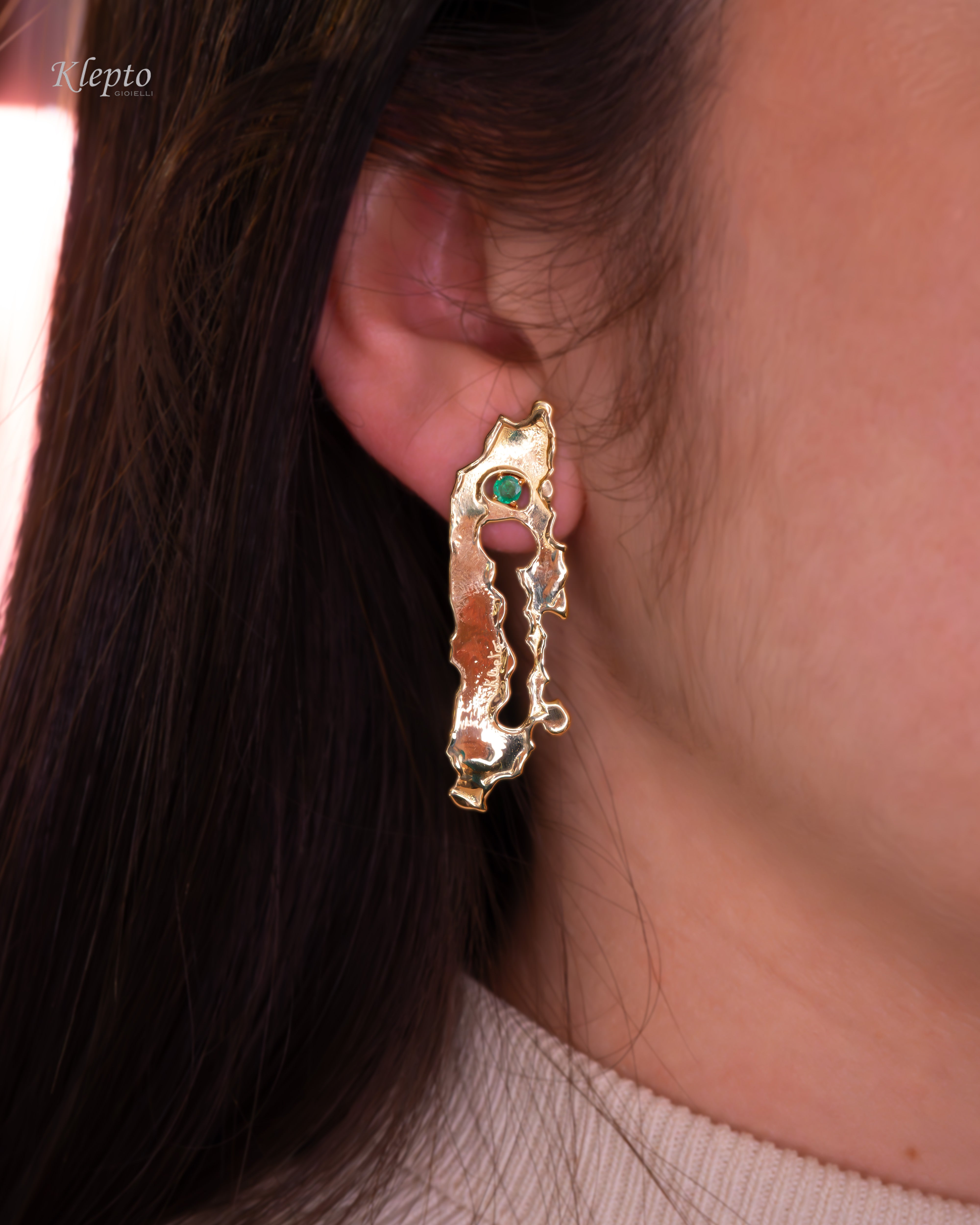 Flame-fused yellow gold earrings with Emeralds