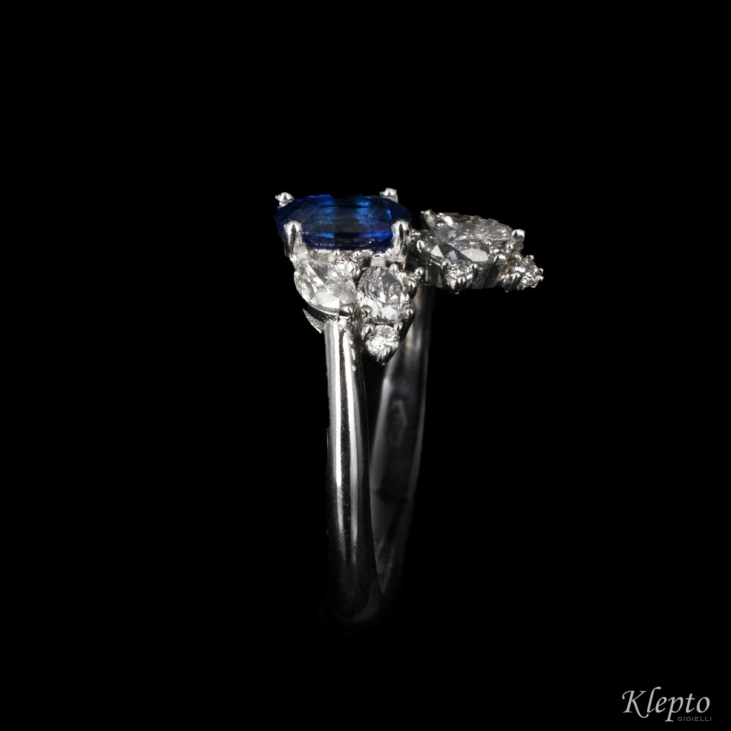 Classic contrarié ring in white gold with blue Sapphire and Diamonds