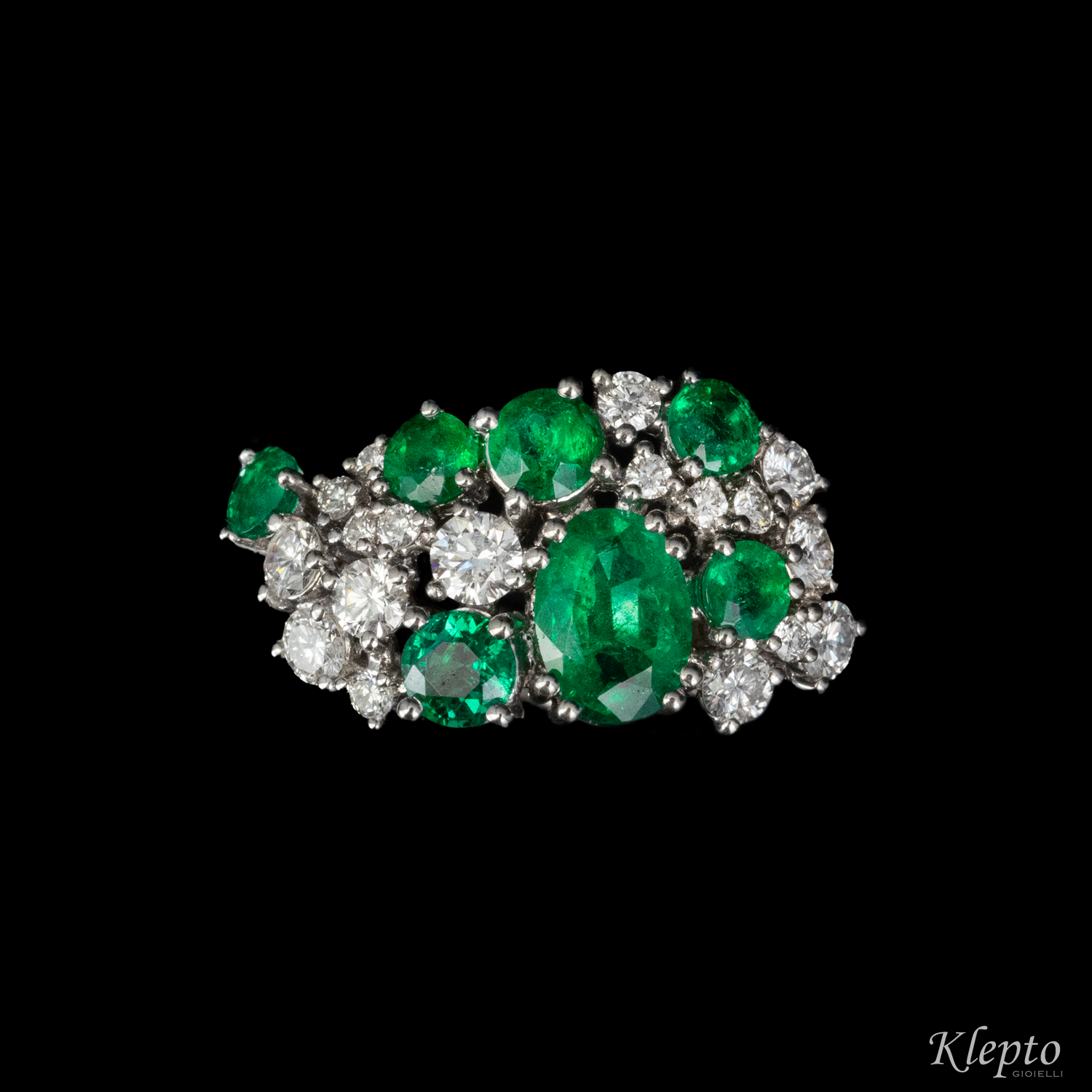 Classic ring by Klepto in white gold with Emeralds and Diamonds