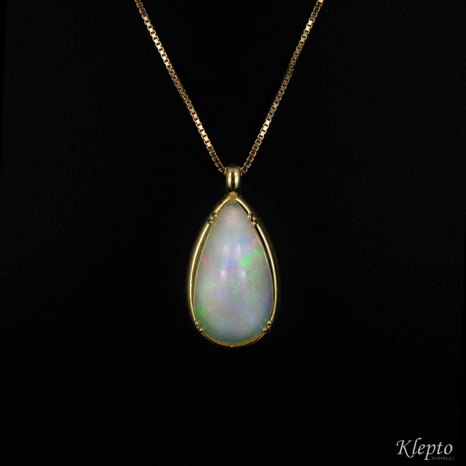 Yellow gold pendant with 10.39 ct Opal