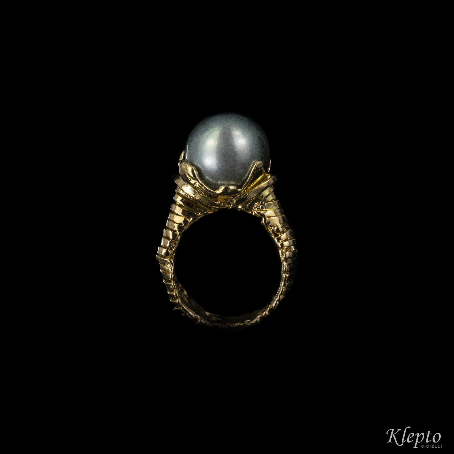 Yellow gold ring "Riverbero" with Polynesian Pearl