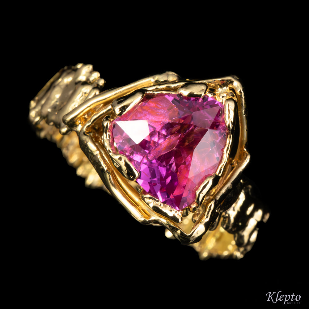 Yellow gold ring "EroiKa" with pink Sapphire

Source:
Anello in oro giallo "EroiKa" con Zaffiro rosa