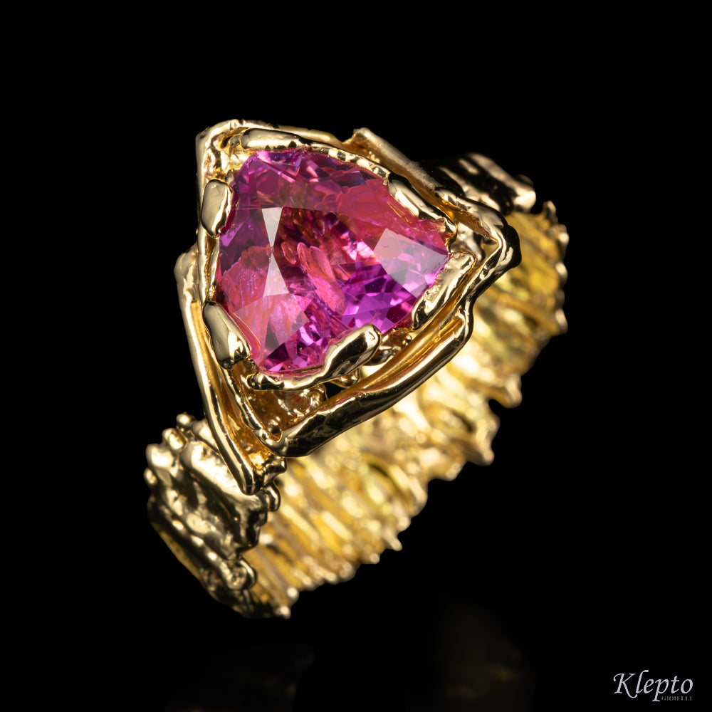 Yellow gold ring "EroiKa" with pink Sapphire

Source:
Anello in oro giallo "EroiKa" con Zaffiro rosa