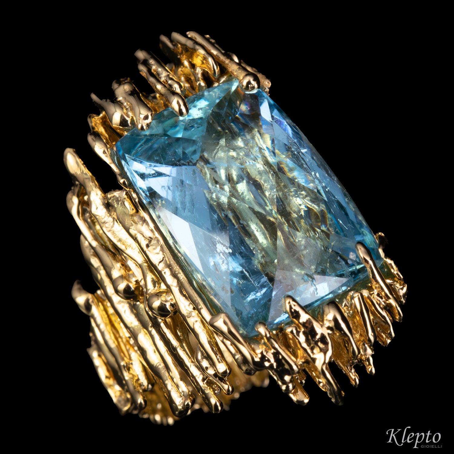 Yellow gold ring "EroiKa" with Aquamarine

Source:
Anello in oro giallo "EroiKa" con Acquamarina