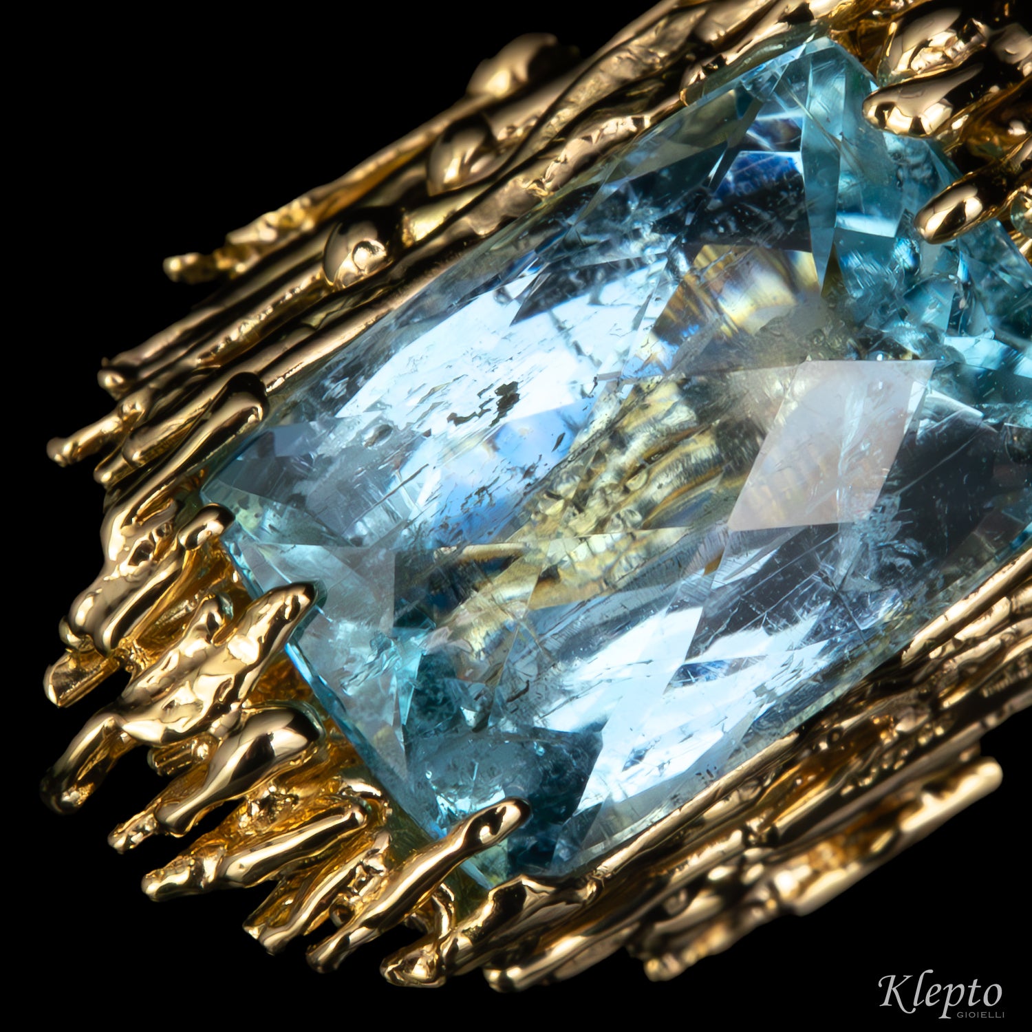 Yellow gold ring "EroiKa" with Aquamarine

Source:
Anello in oro giallo "EroiKa" con Acquamarina