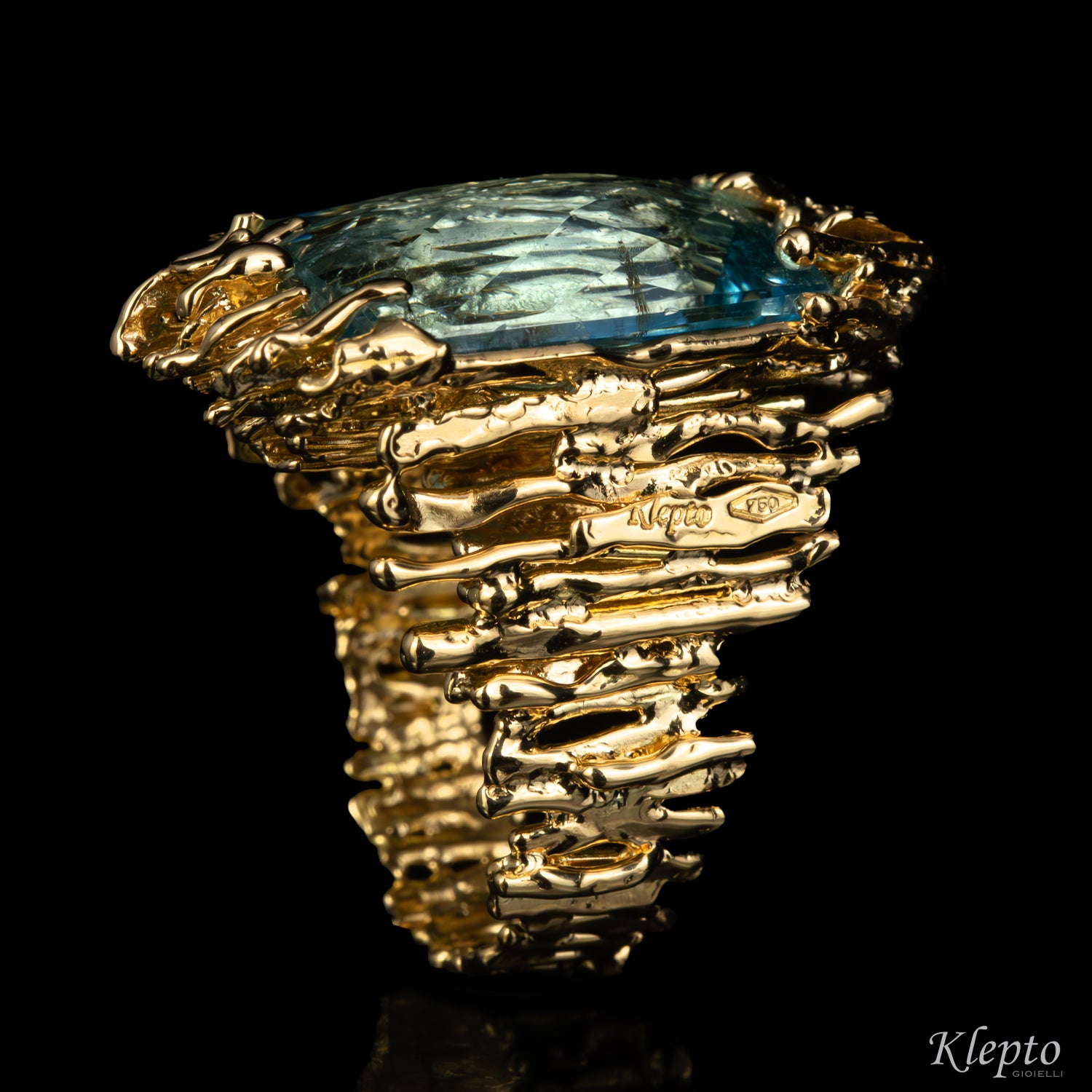 Yellow gold ring "EroiKa" with Aquamarine

Source:
Anello in oro giallo "EroiKa" con Acquamarina