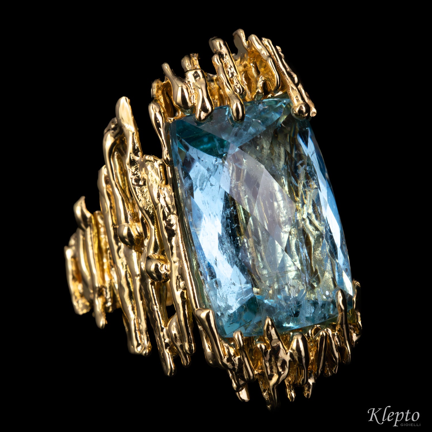 Yellow gold ring "EroiKa" with Aquamarine

Source:
Anello in oro giallo "EroiKa" con Acquamarina