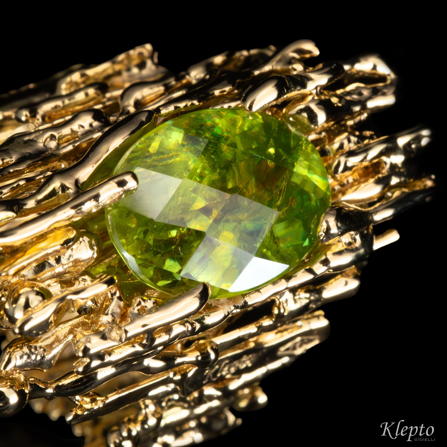 Yellow gold ring "EroiKa" with Sphene

Source:
Anello in oro giallo "EroiKa" con Sfene