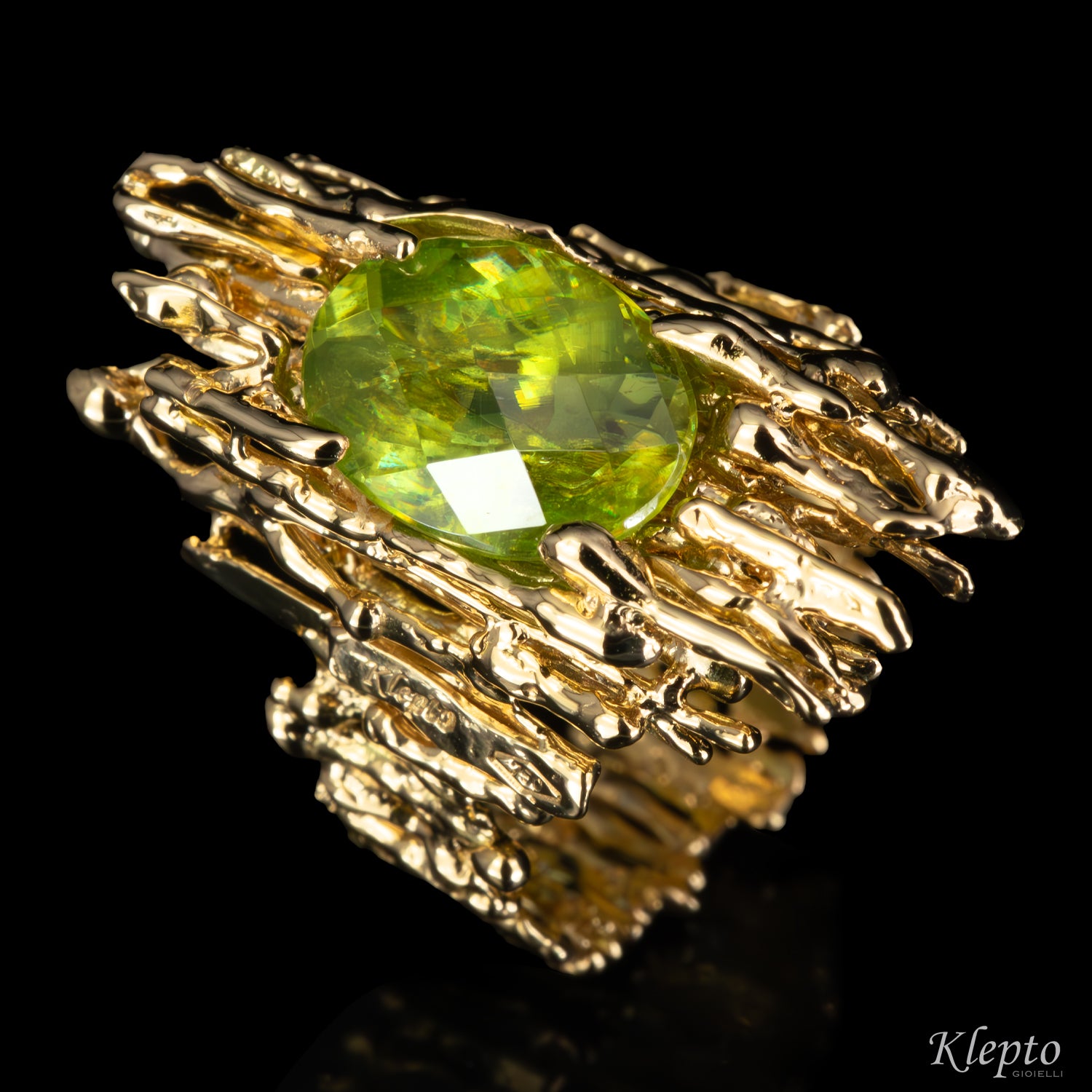 Yellow gold ring "EroiKa" with Sphene

Source:
Anello in oro giallo "EroiKa" con Sfene