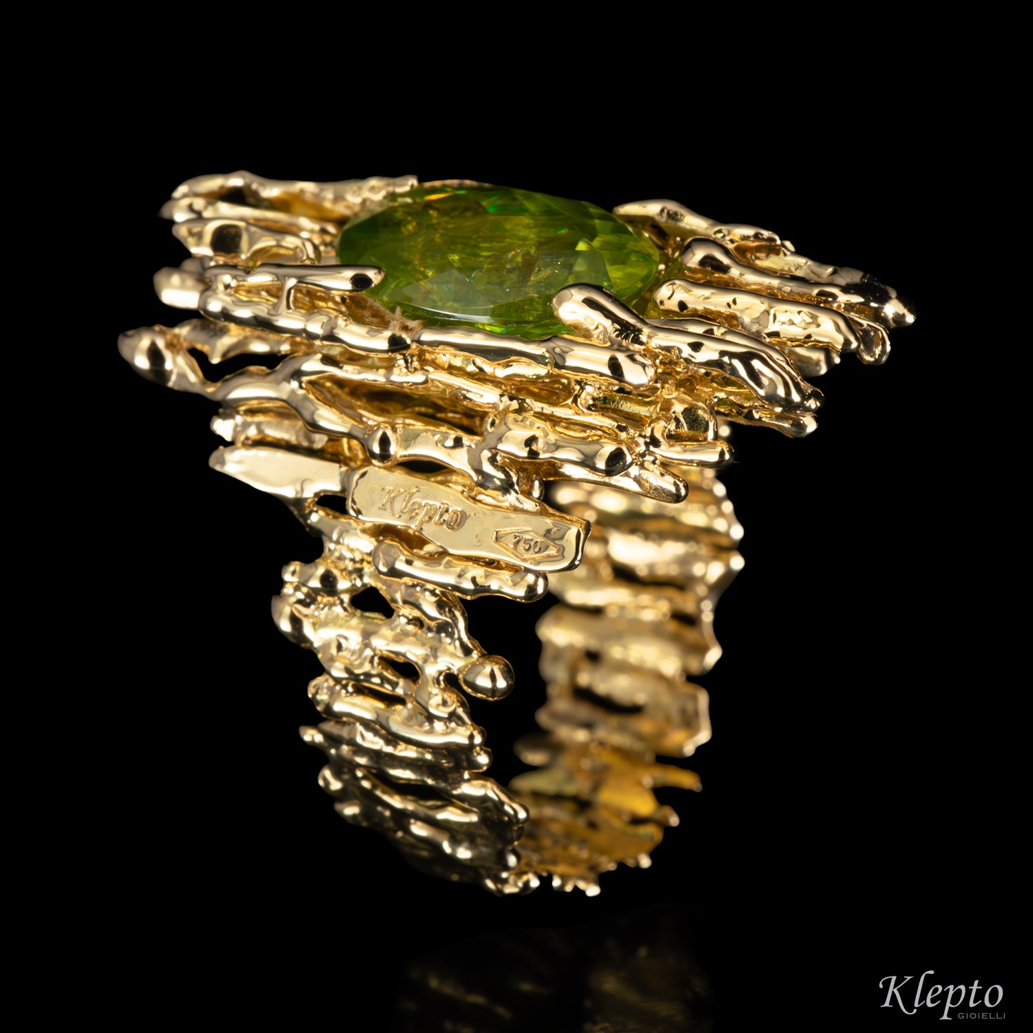 Yellow gold ring "EroiKa" with Sphene

Source:
Anello in oro giallo "EroiKa" con Sfene