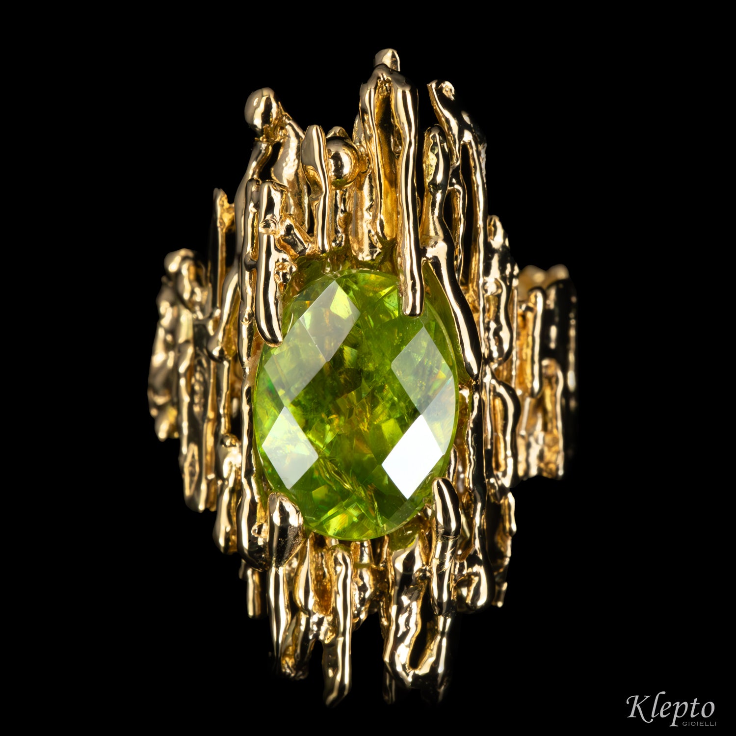 Yellow gold ring "EroiKa" with Sphene

Source:
Anello in oro giallo "EroiKa" con Sfene