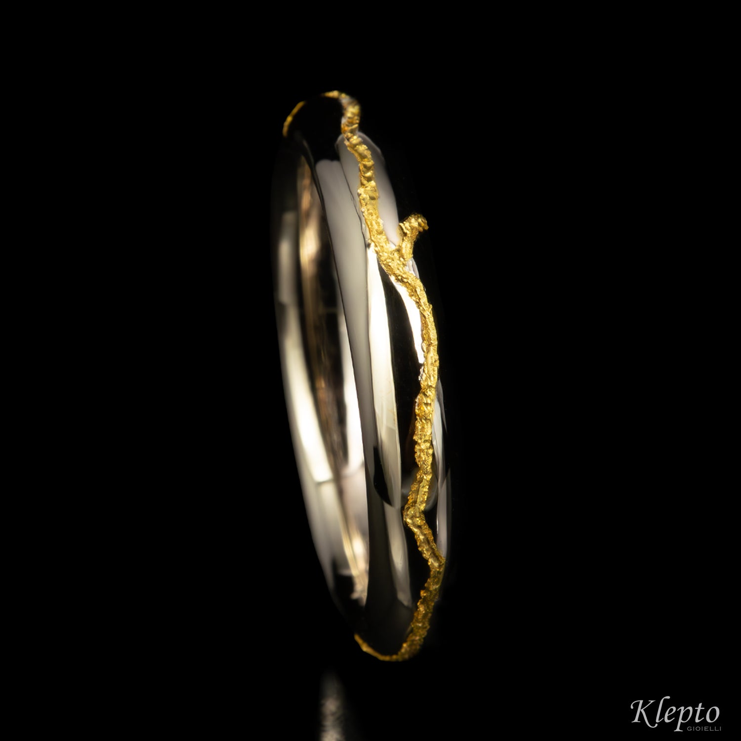 Sorgente wedding band with pure gold inlay
