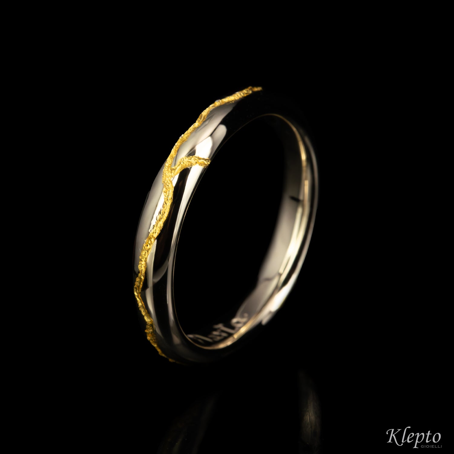 Sorgente wedding band with pure gold inlay