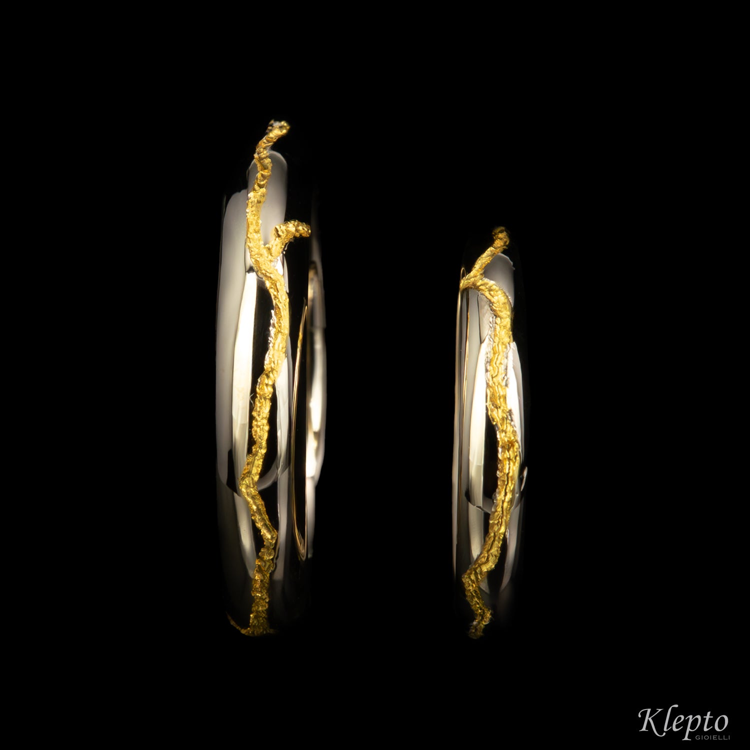 Sorgente wedding band with pure gold inlay