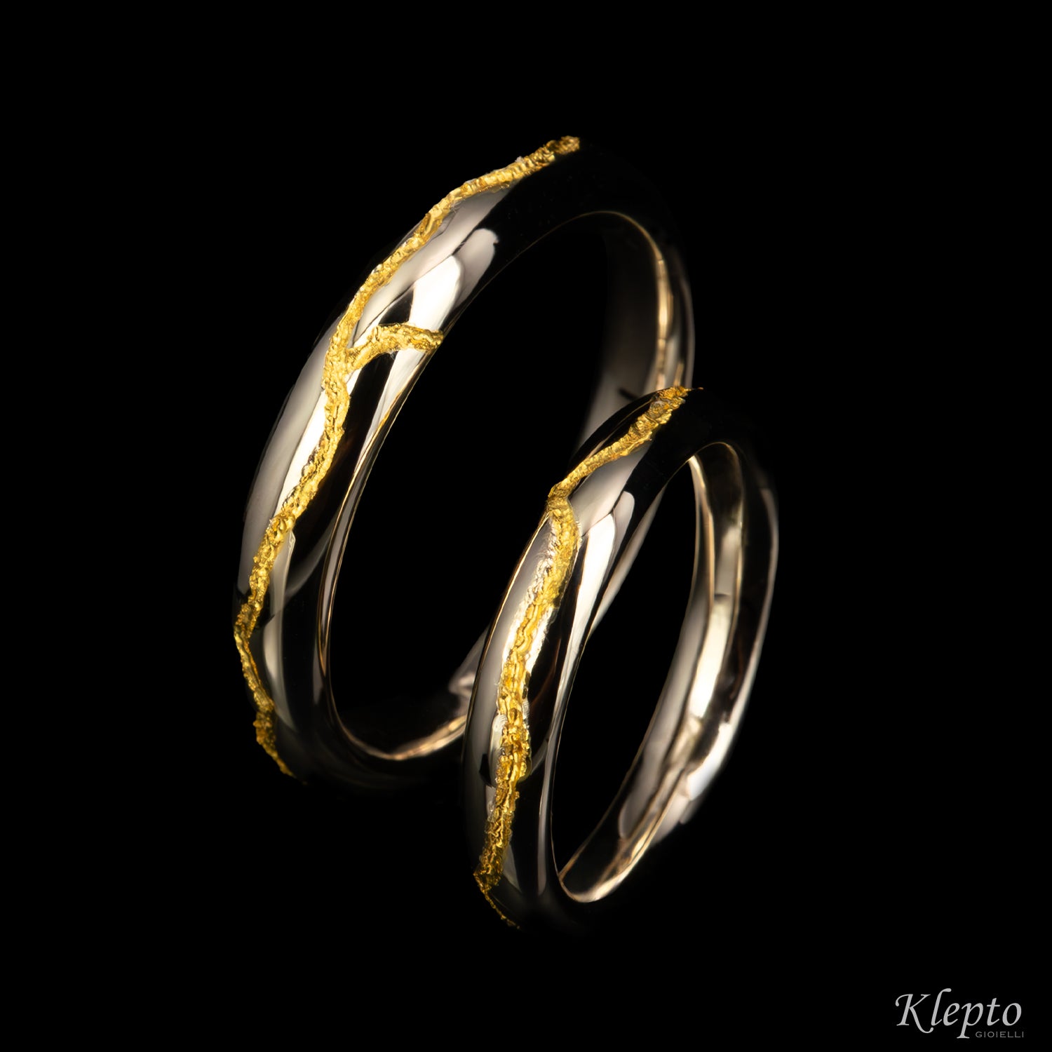 Sorgente wedding band with pure gold inlay