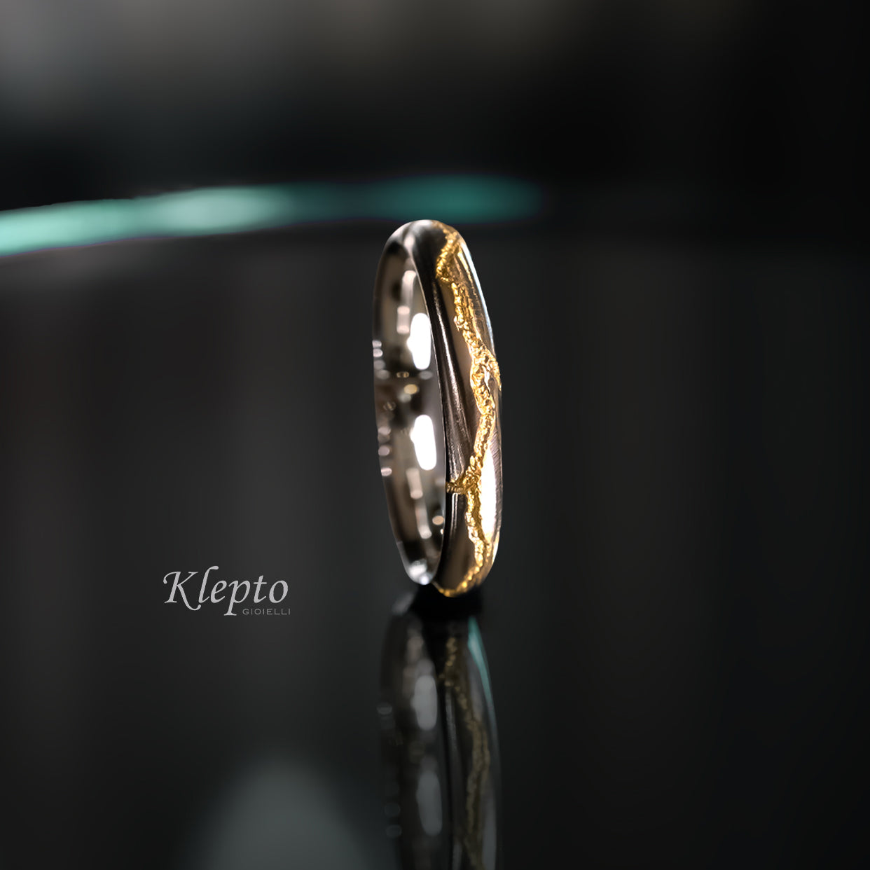 Sorgente wedding band with pure gold inlay