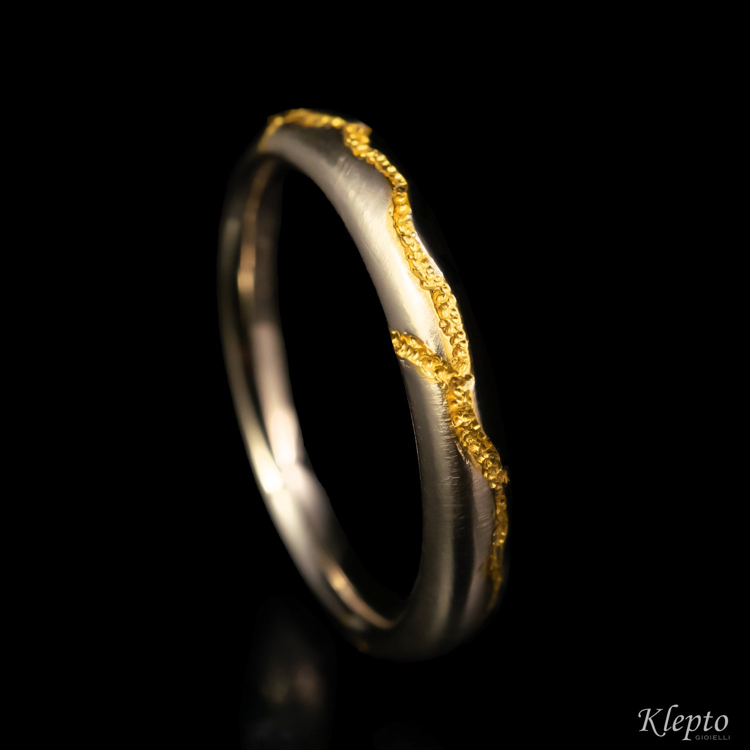 Sorgente wedding band with pure gold inlay