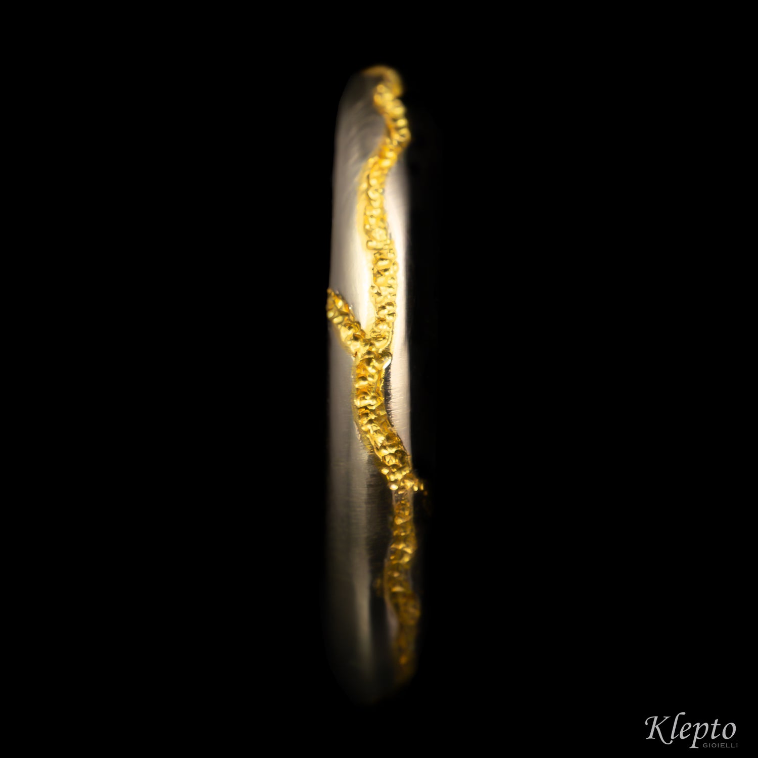 Sorgente wedding band with pure gold inlay