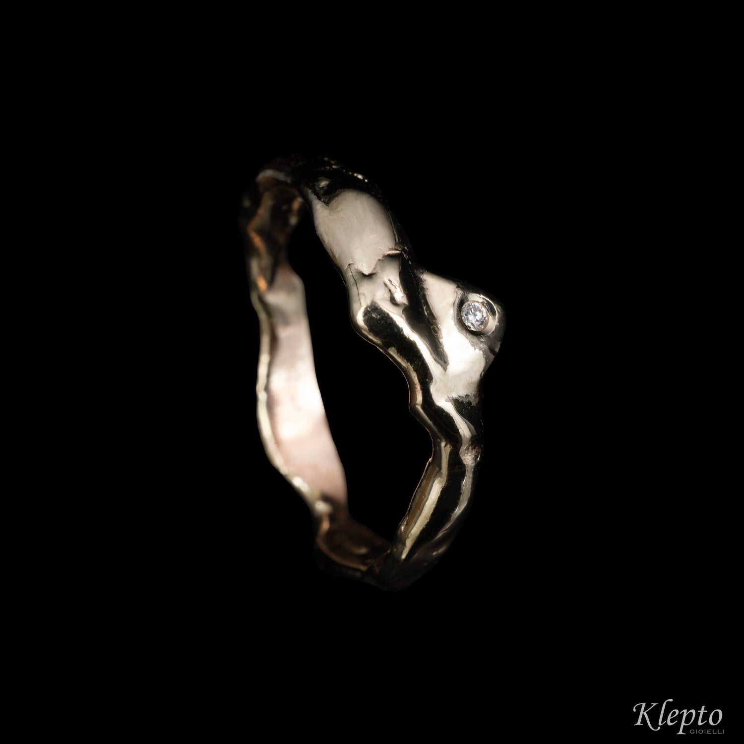 Flame-fused natural white gold ring with diamond