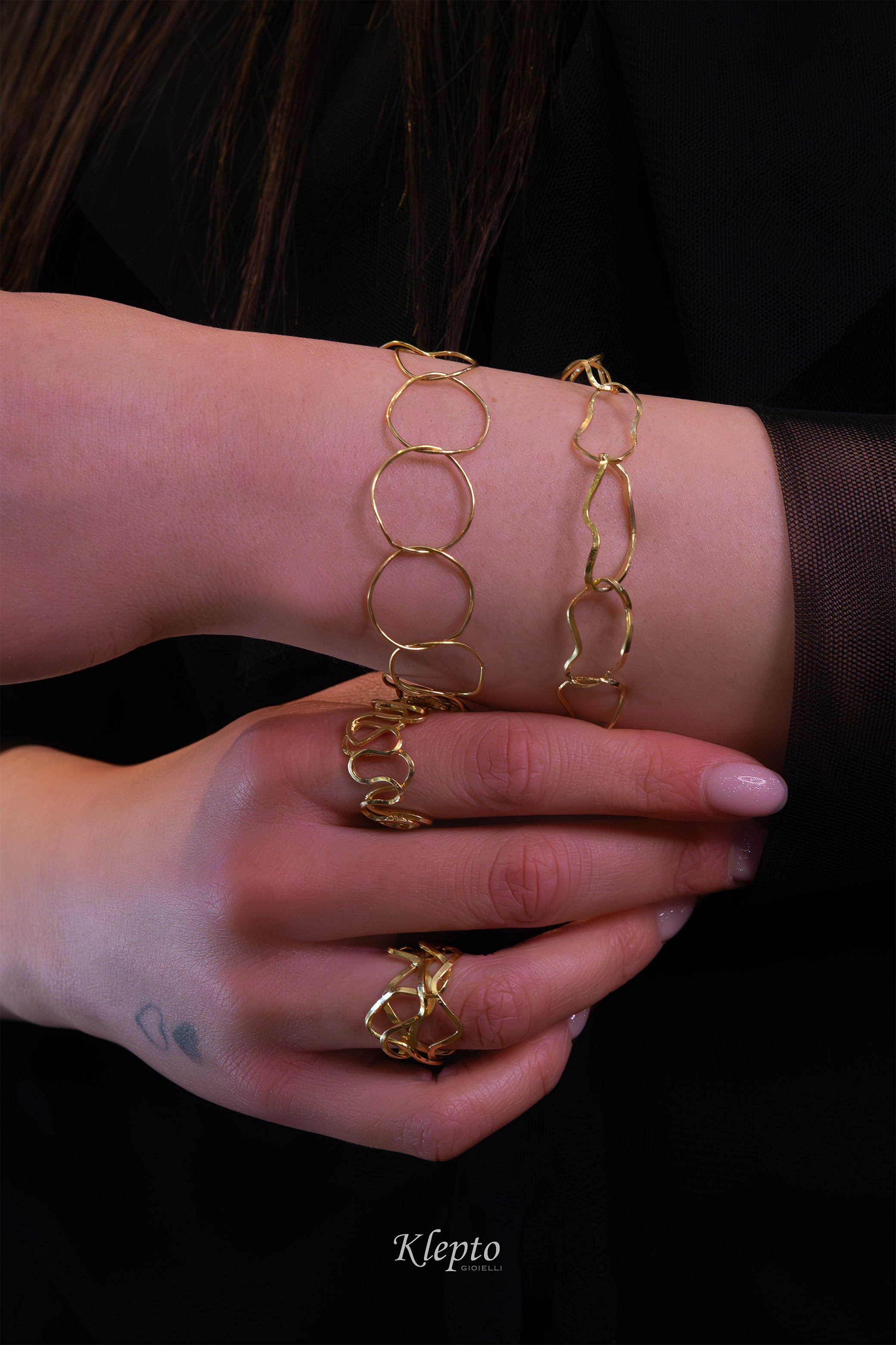 Yellow gold bracelet with irregular rings