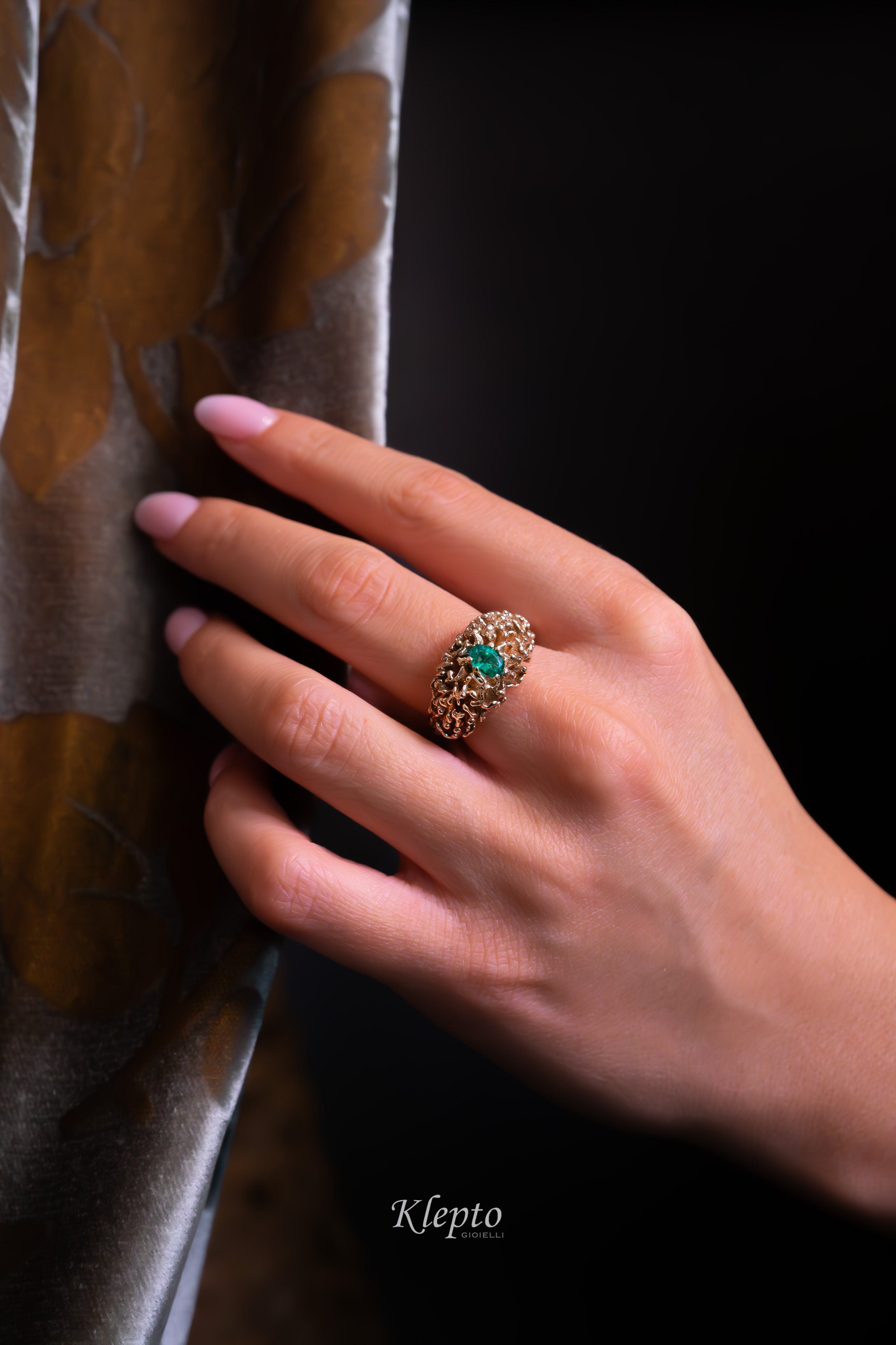 Natural white gold ring with "Firework" Emerald