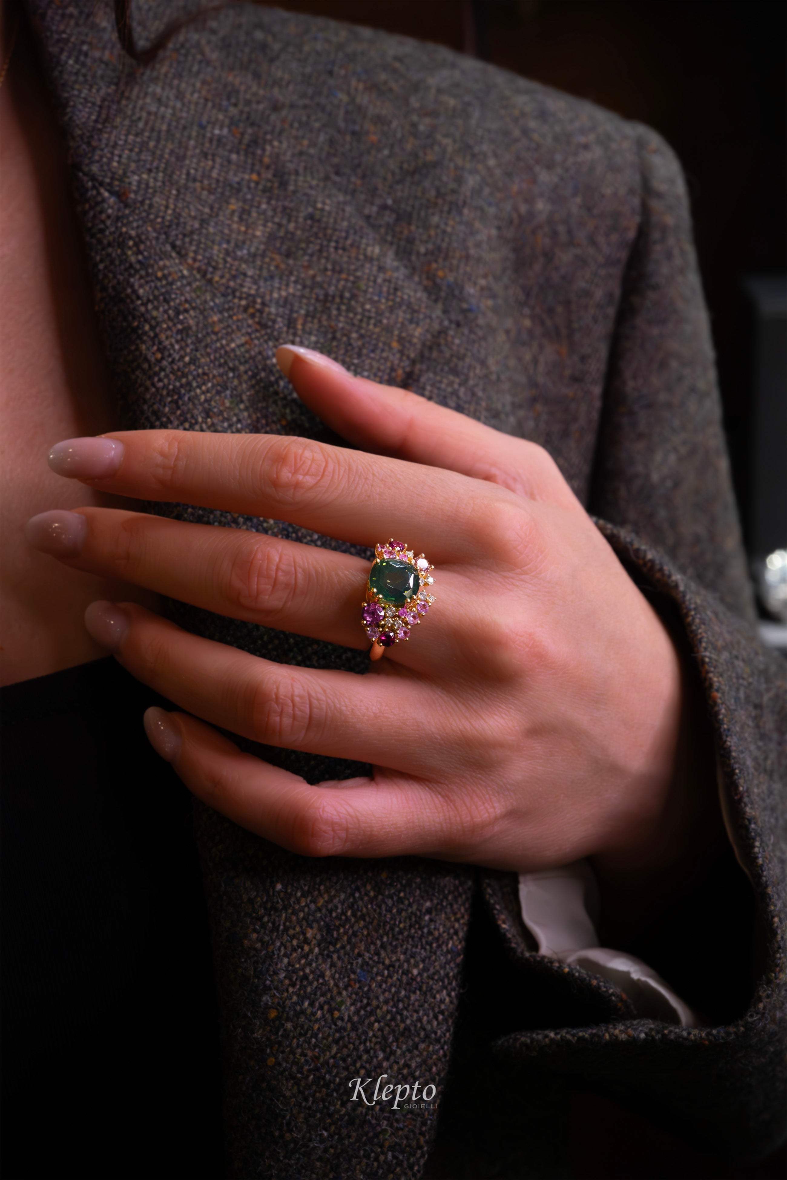 Classic ring by Klepto in yellow gold with natural green Zircon, pink Sapphires, Rhodolites and Diamonds