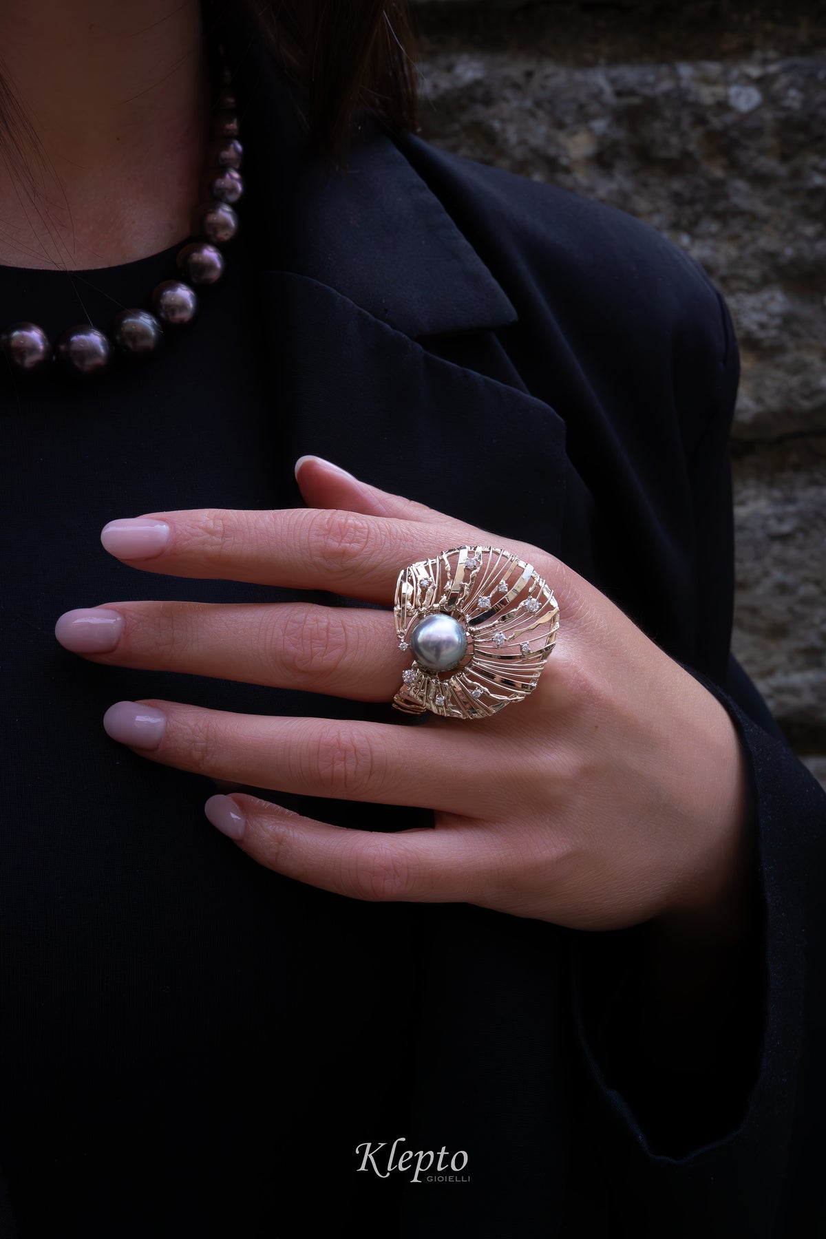 "Nefertiti" natural white gold ring with Polynesian pearl and diamonds