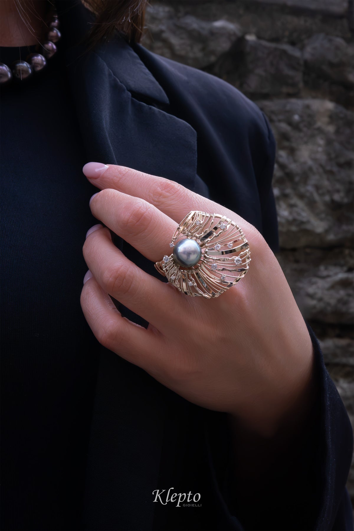 "Nefertiti" natural white gold ring with Polynesian pearl and diamonds