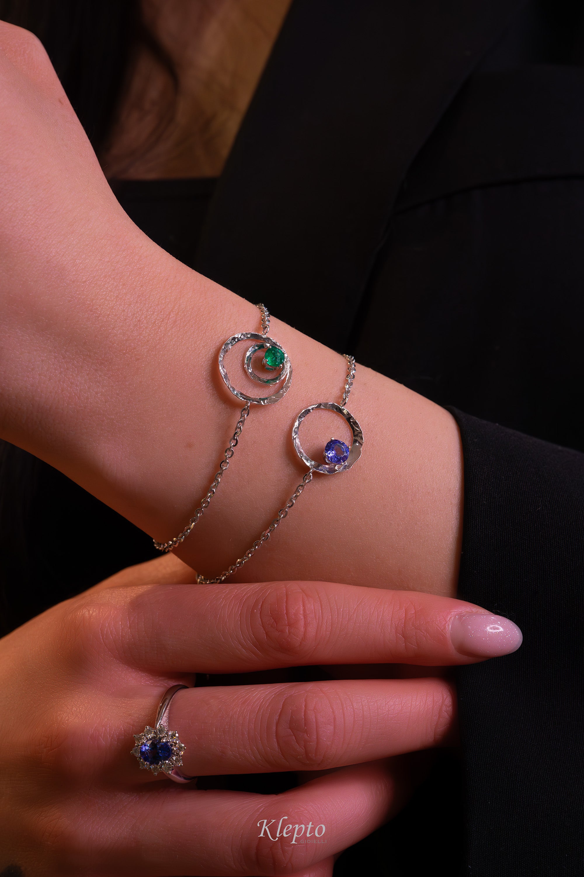 "Pulsar" white gold bracelet with Emerald