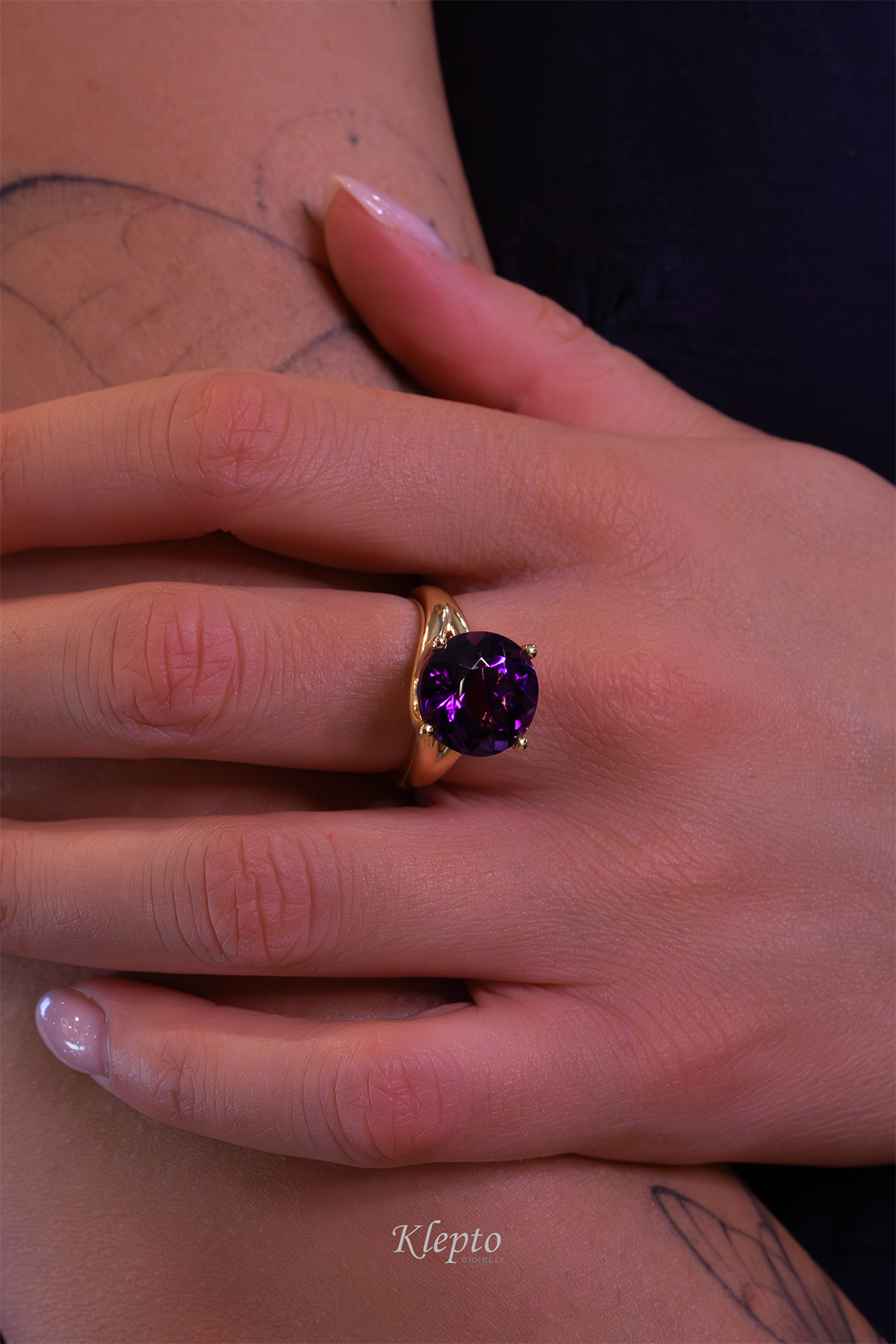 Classic ring by Klepto in yellow gold with Amethyst
