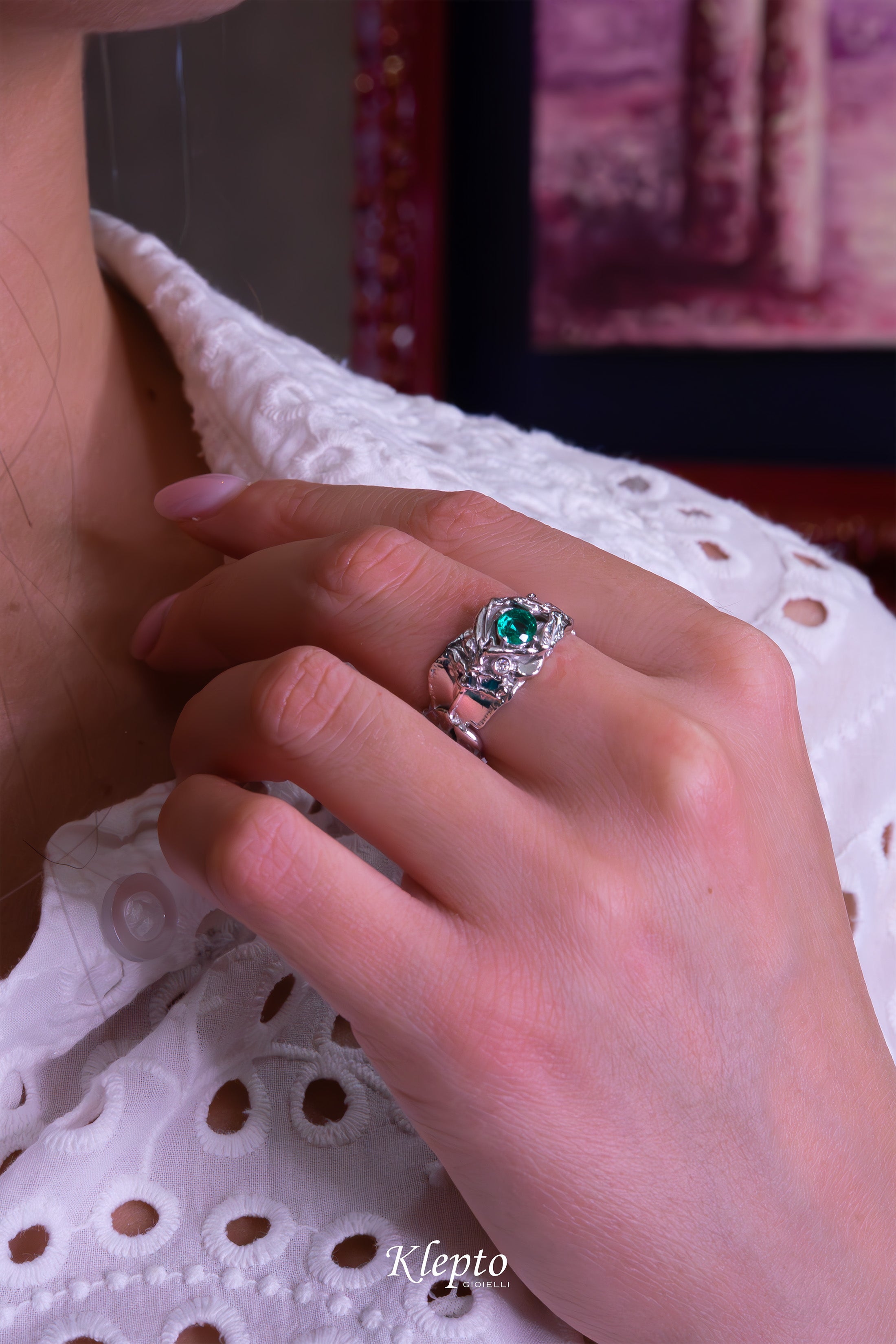 Flame-fused white gold ring with Emerald and Diamond