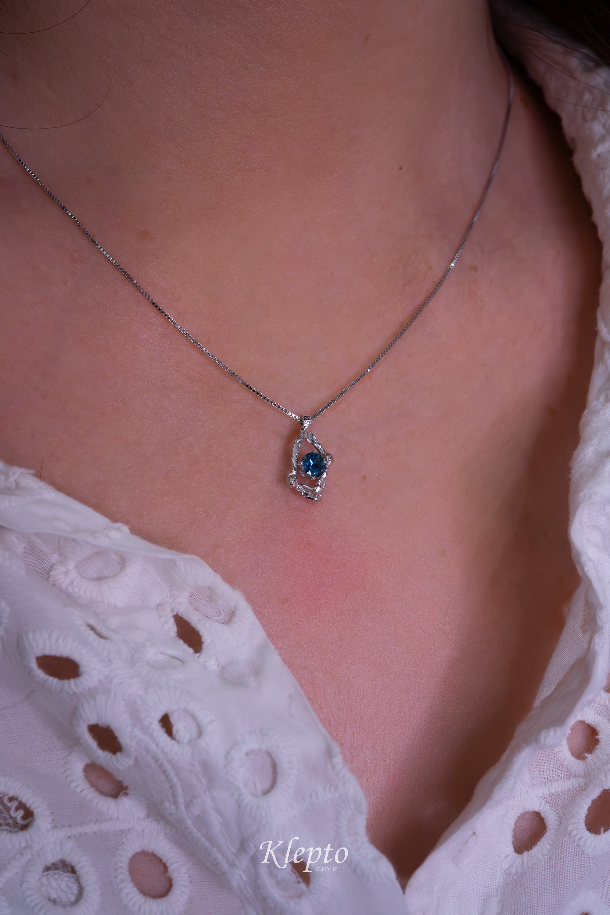 White gold Pepita pendant with blue Sapphire