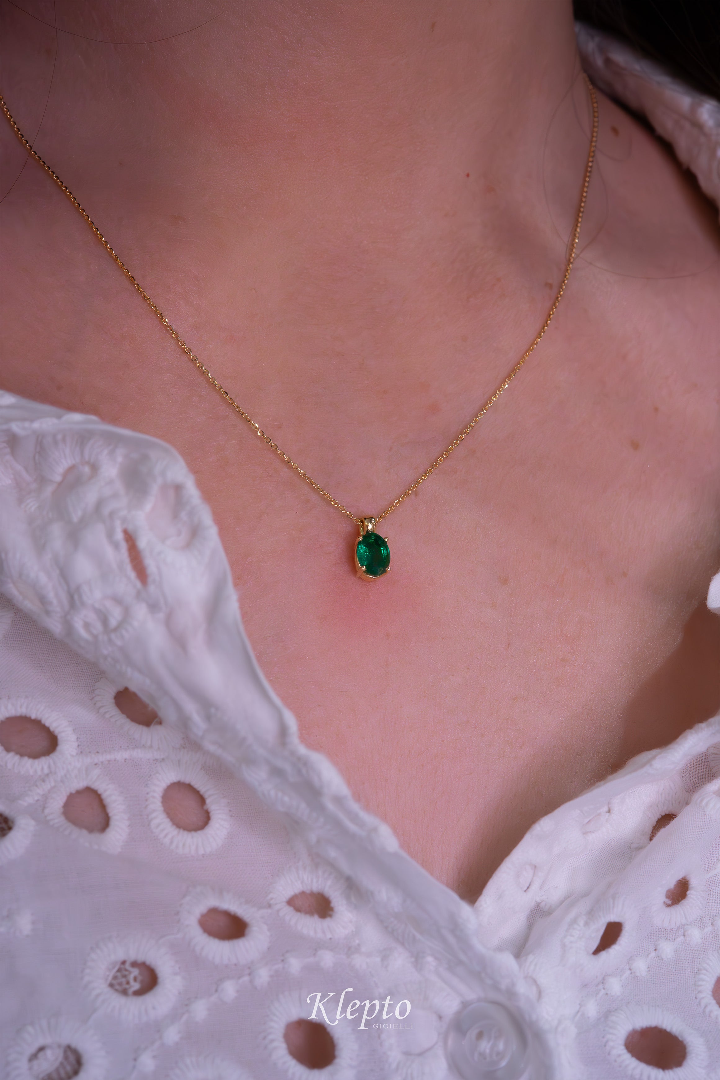 Yellow gold pendant with Emerald