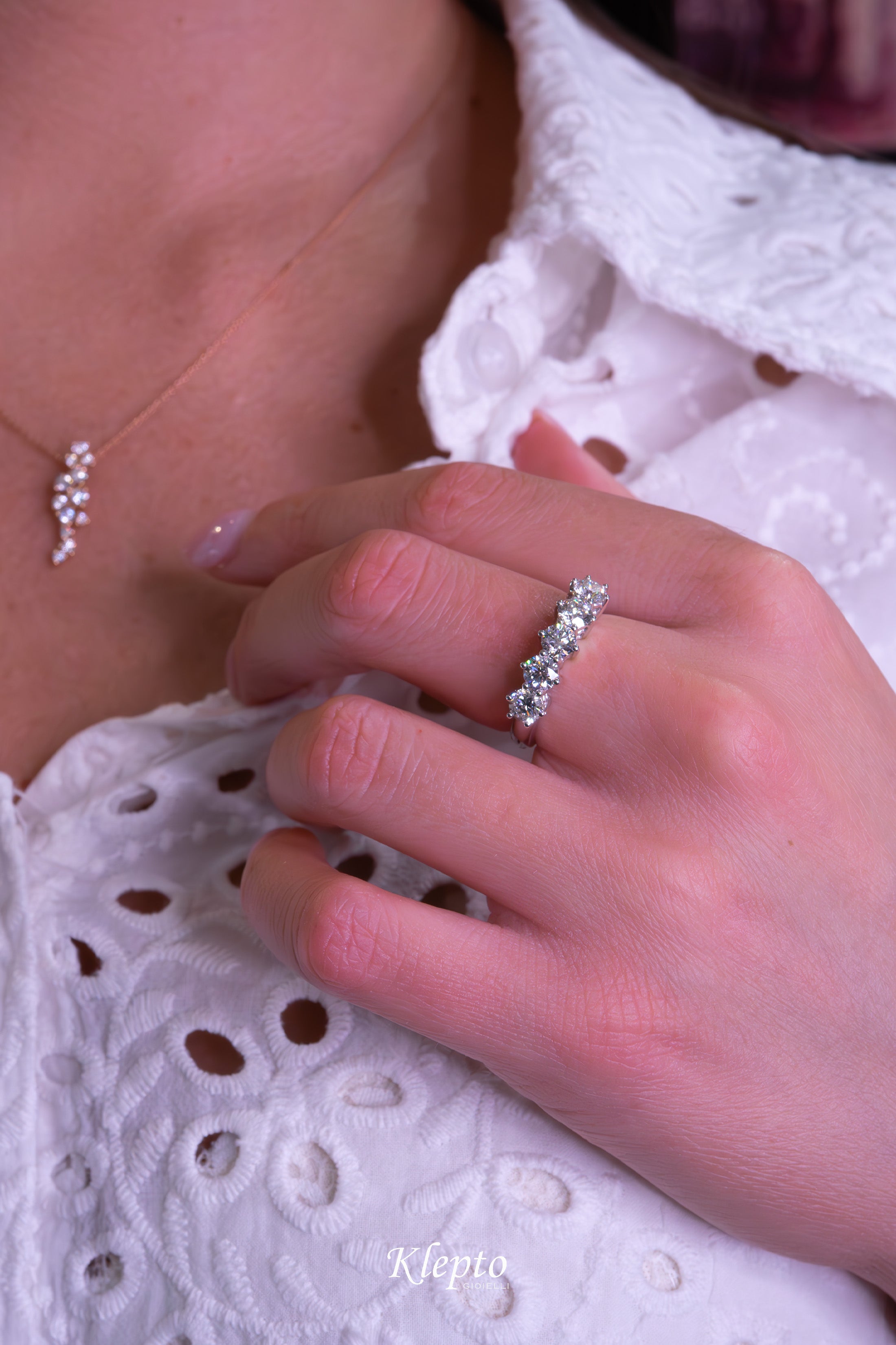 Classic Riviera ring in white gold and diamonds
