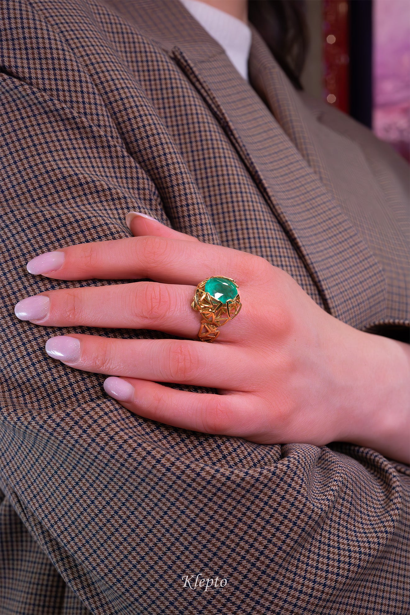 Yellow gold ring with Emerald