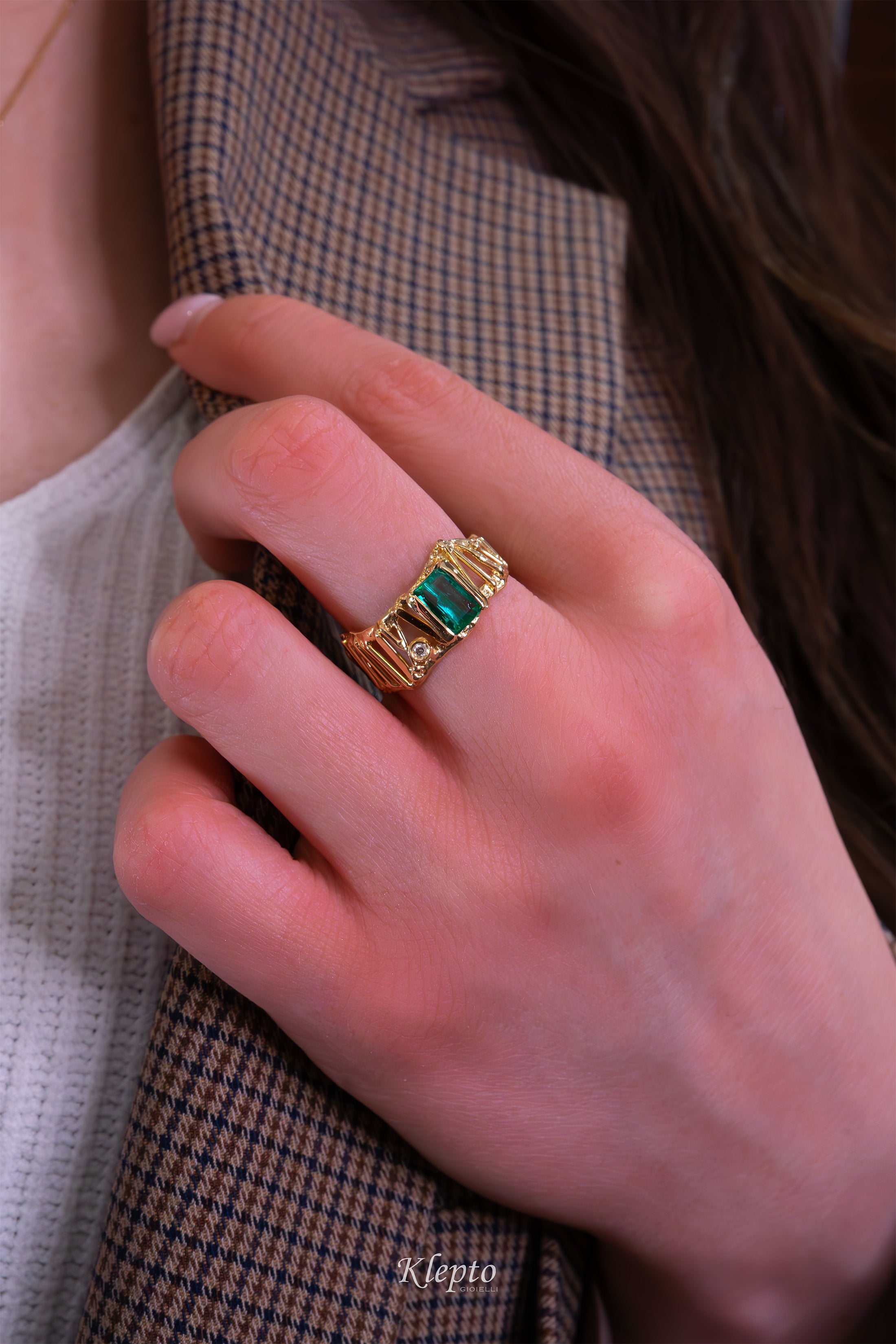 Yellow gold ring with Emerald and Diamond