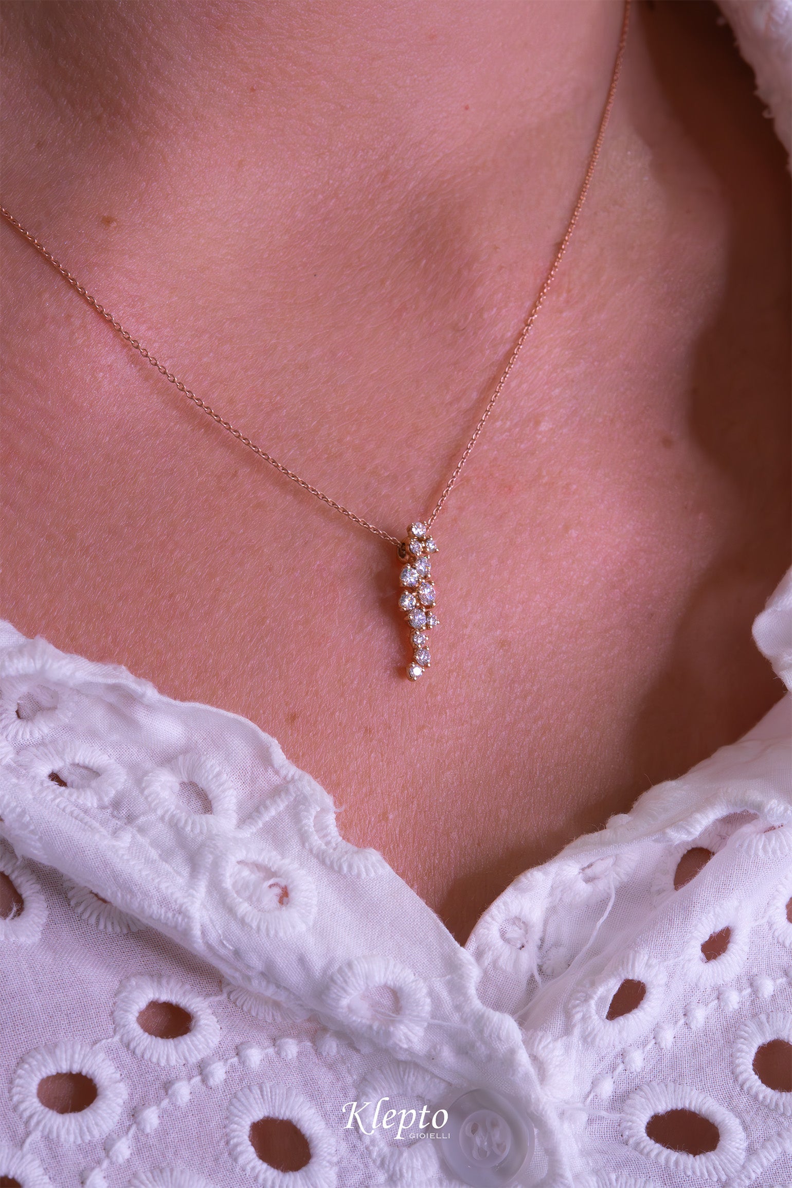 Rose gold pendant with Diamonds