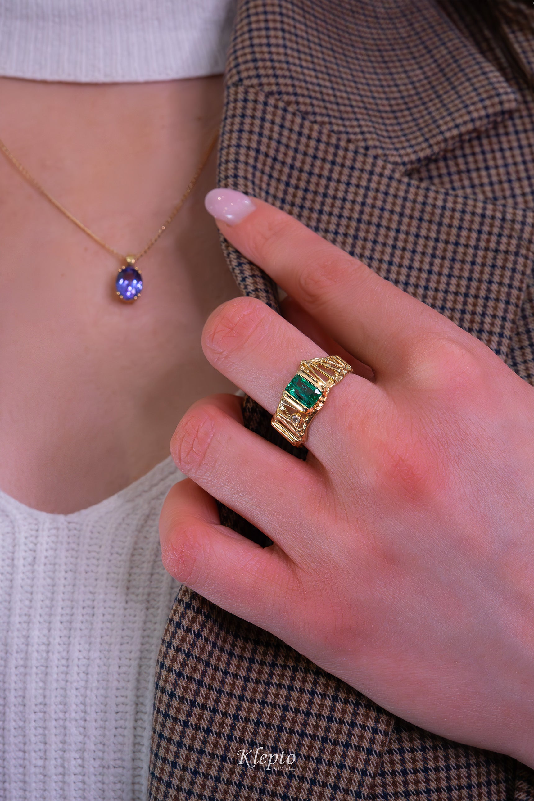 Yellow gold ring with Emerald and Diamond