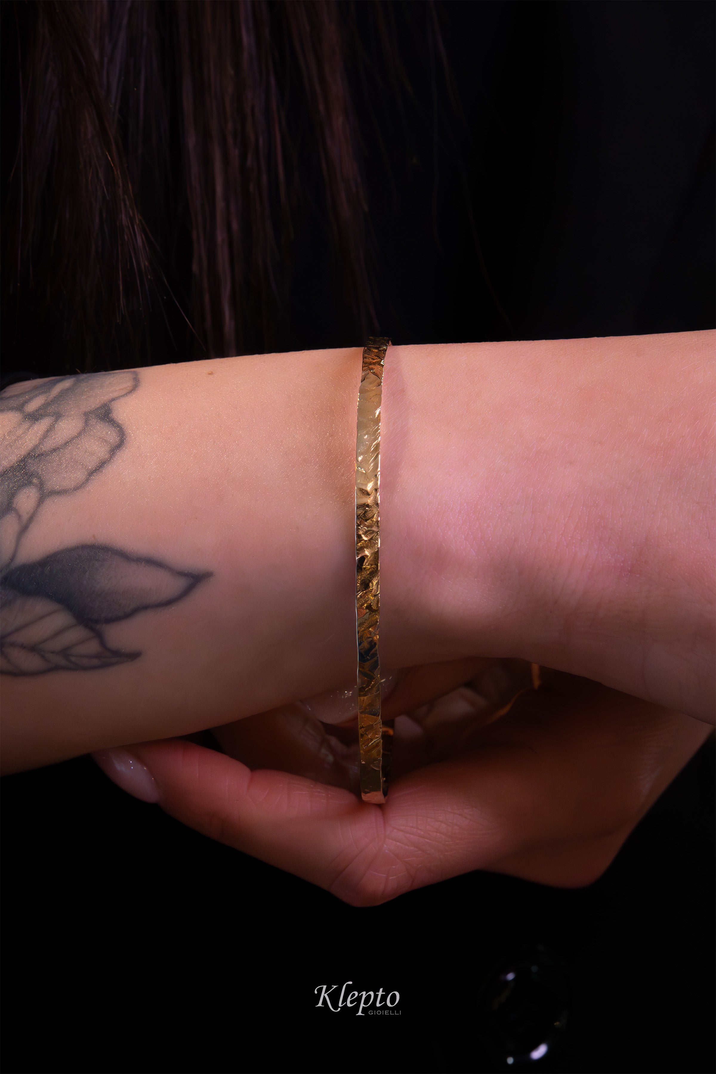 Rigid natural white gold bracelet