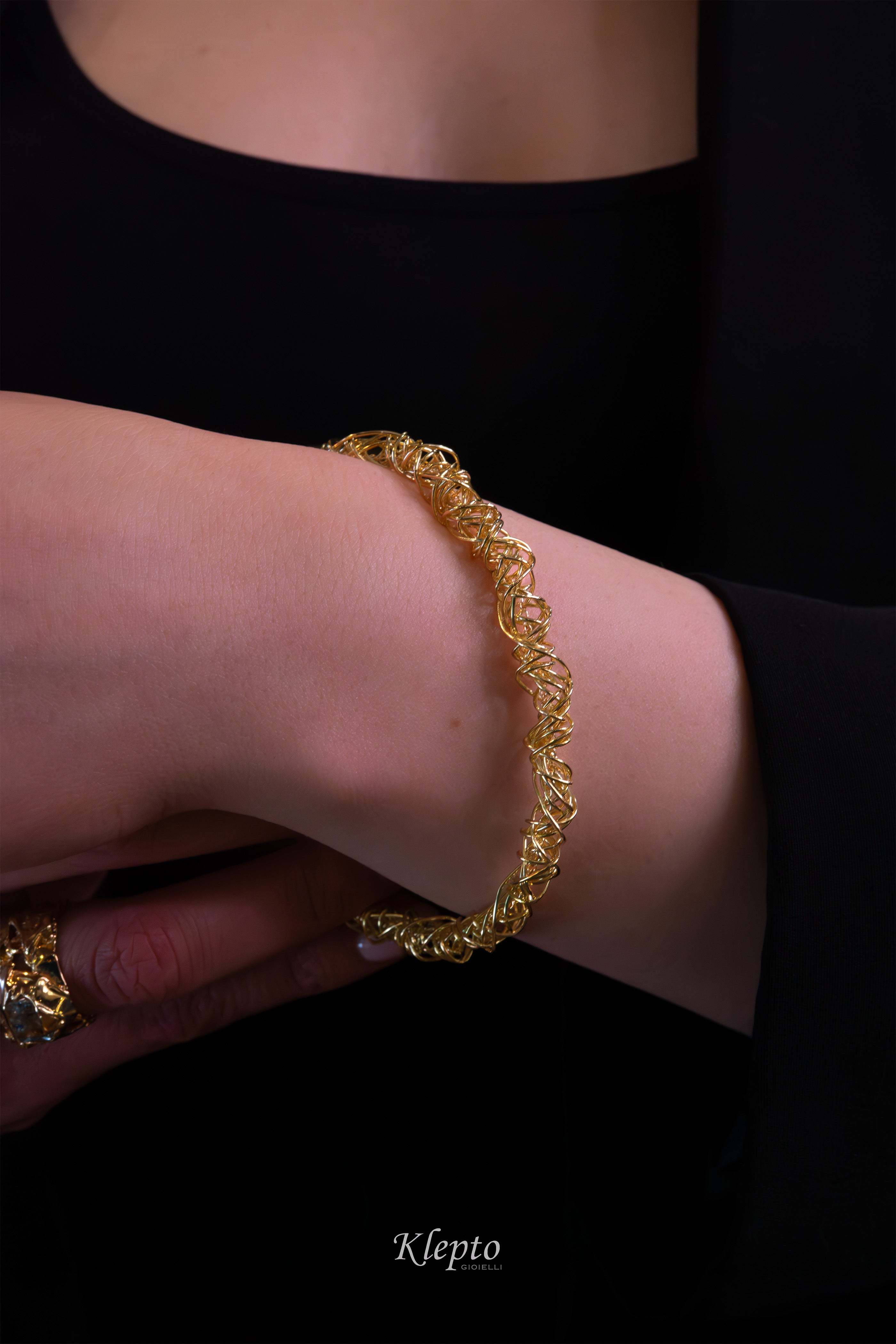 Yellow gold wire bracelet
