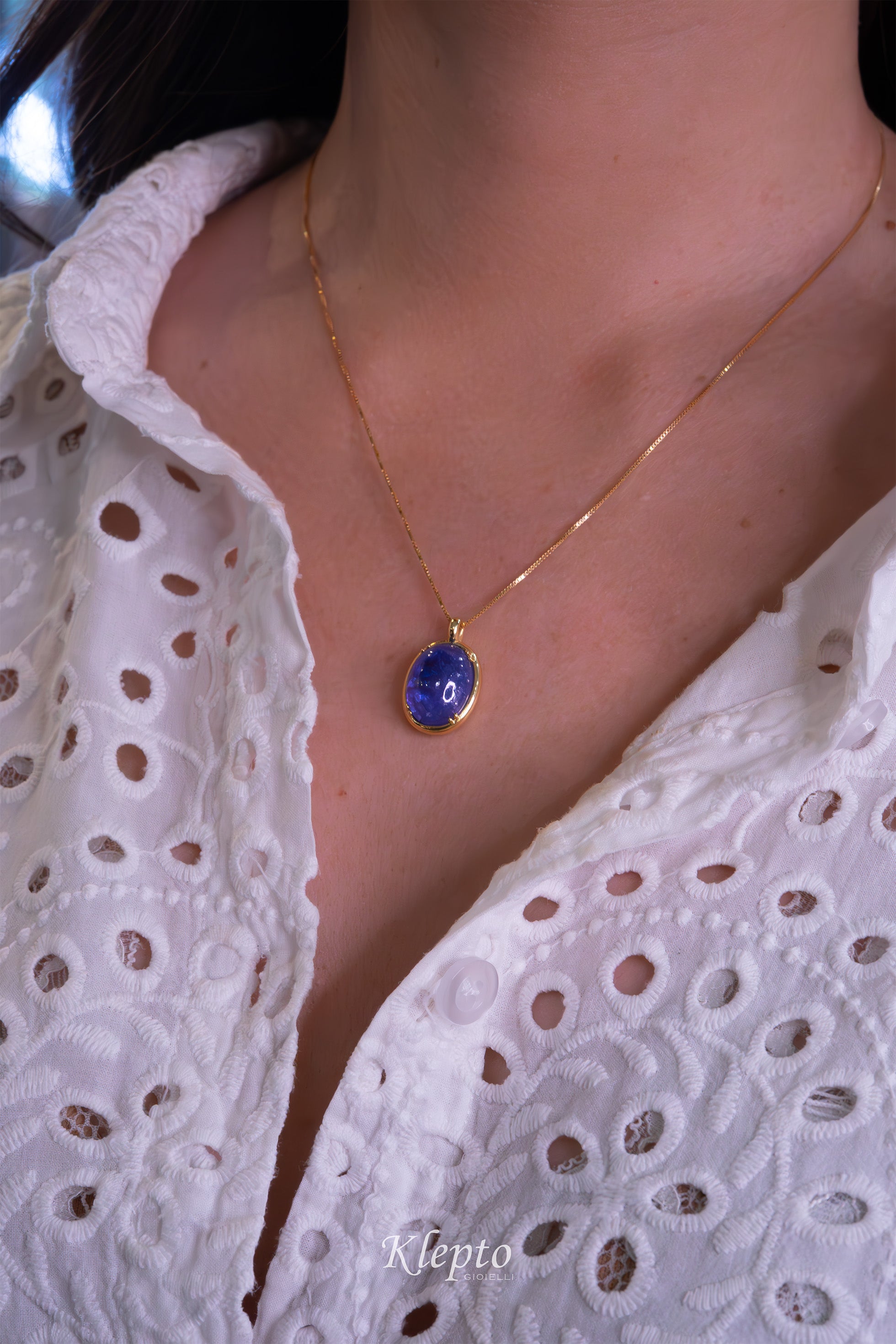 Yellow gold pendant with cabochon Tanzanite