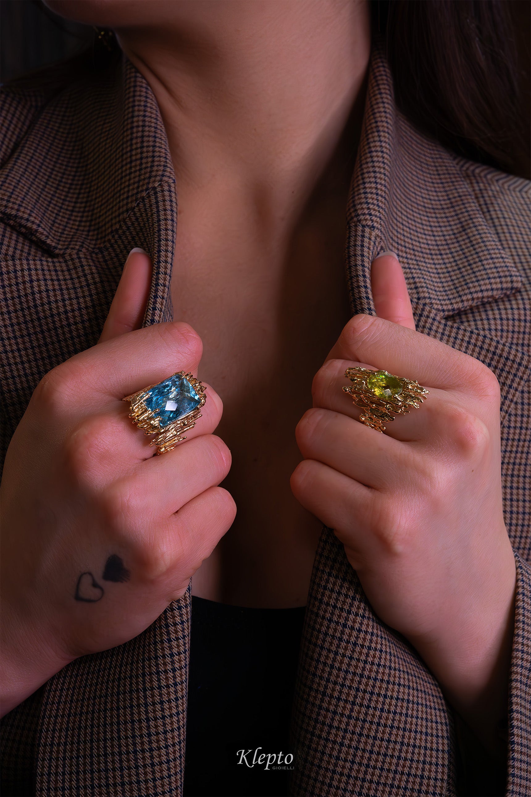 Yellow gold ring "EroiKa" with Aquamarine

Source:
Anello in oro giallo "EroiKa" con Acquamarina