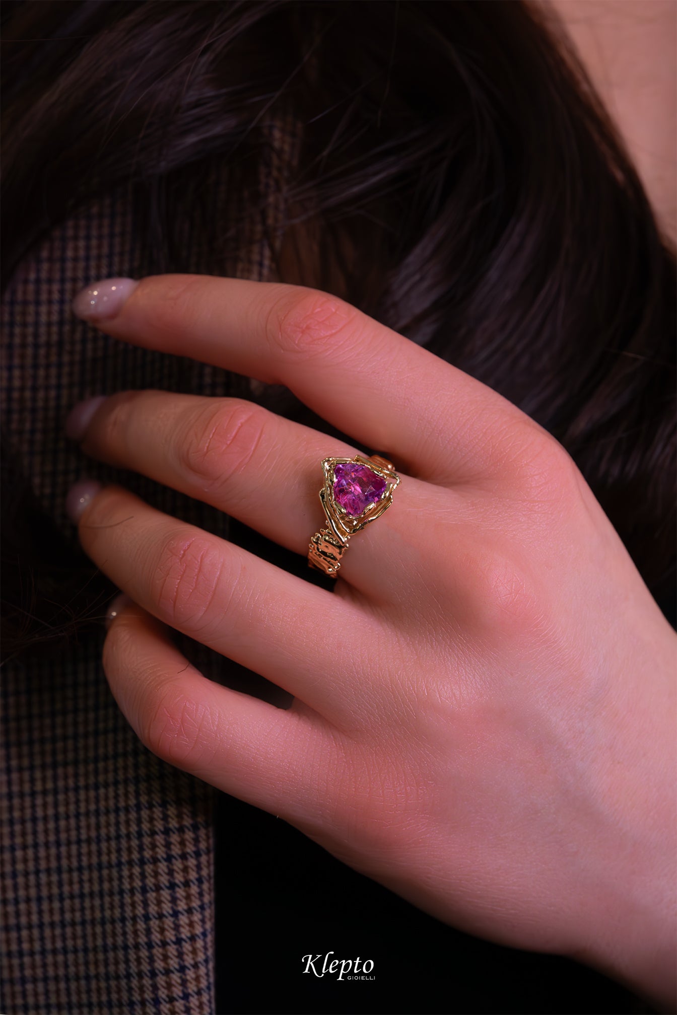Yellow gold ring "EroiKa" with pink Sapphire

Source:
Anello in oro giallo "EroiKa" con Zaffiro rosa