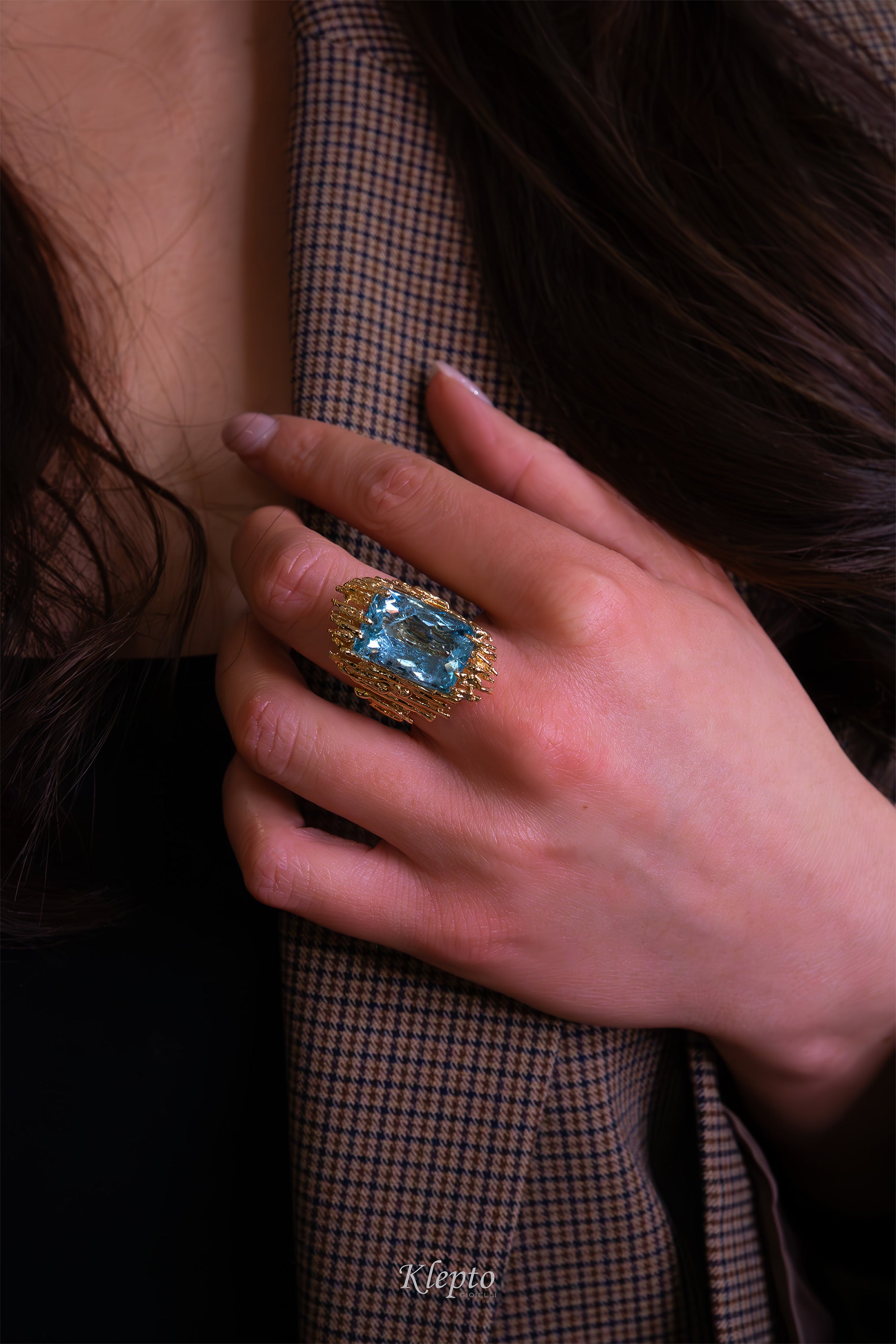 Yellow gold ring "EroiKa" with Aquamarine

Source:
Anello in oro giallo "EroiKa" con Acquamarina