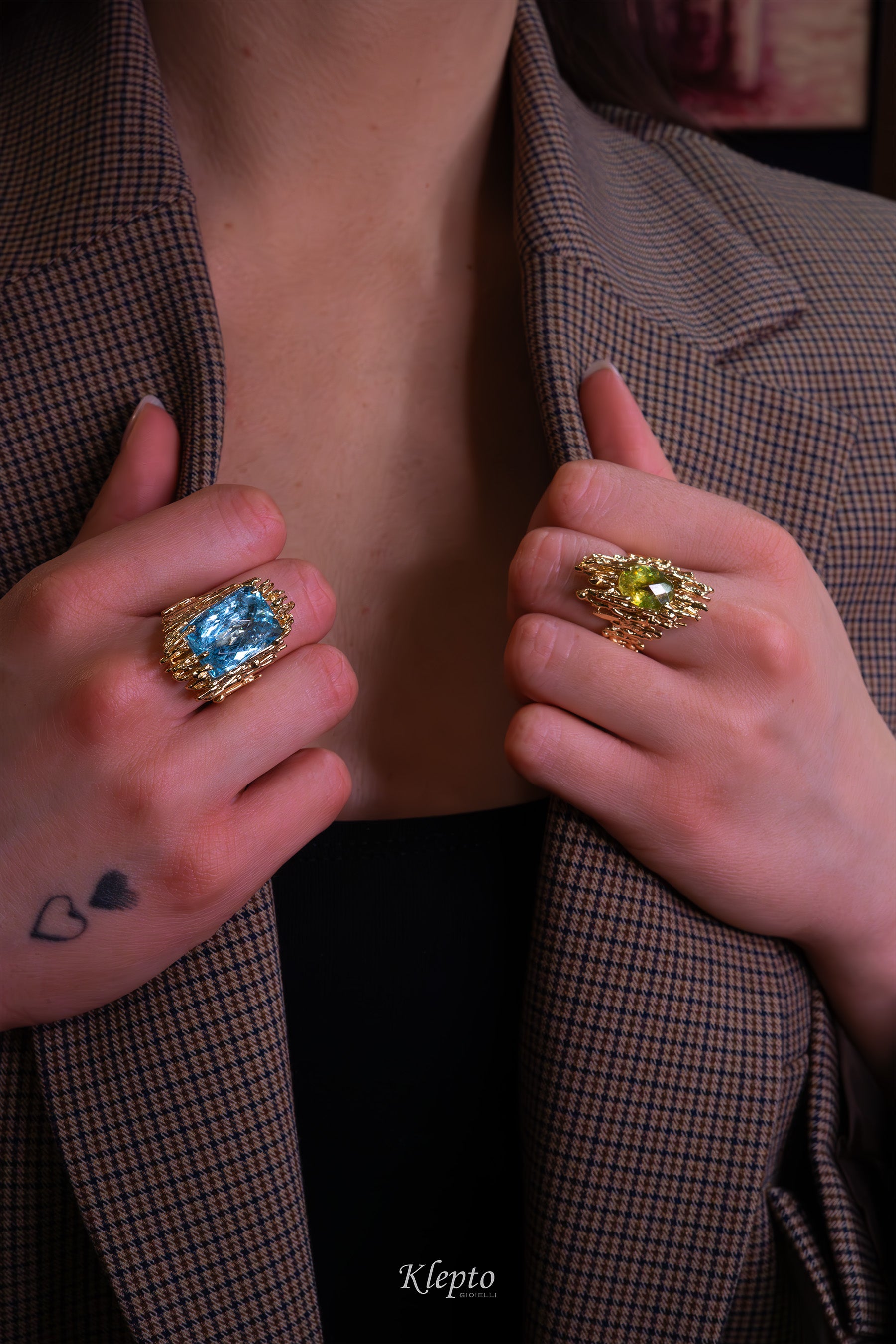 Yellow gold ring "EroiKa" with Sphene

Source:
Anello in oro giallo "EroiKa" con Sfene