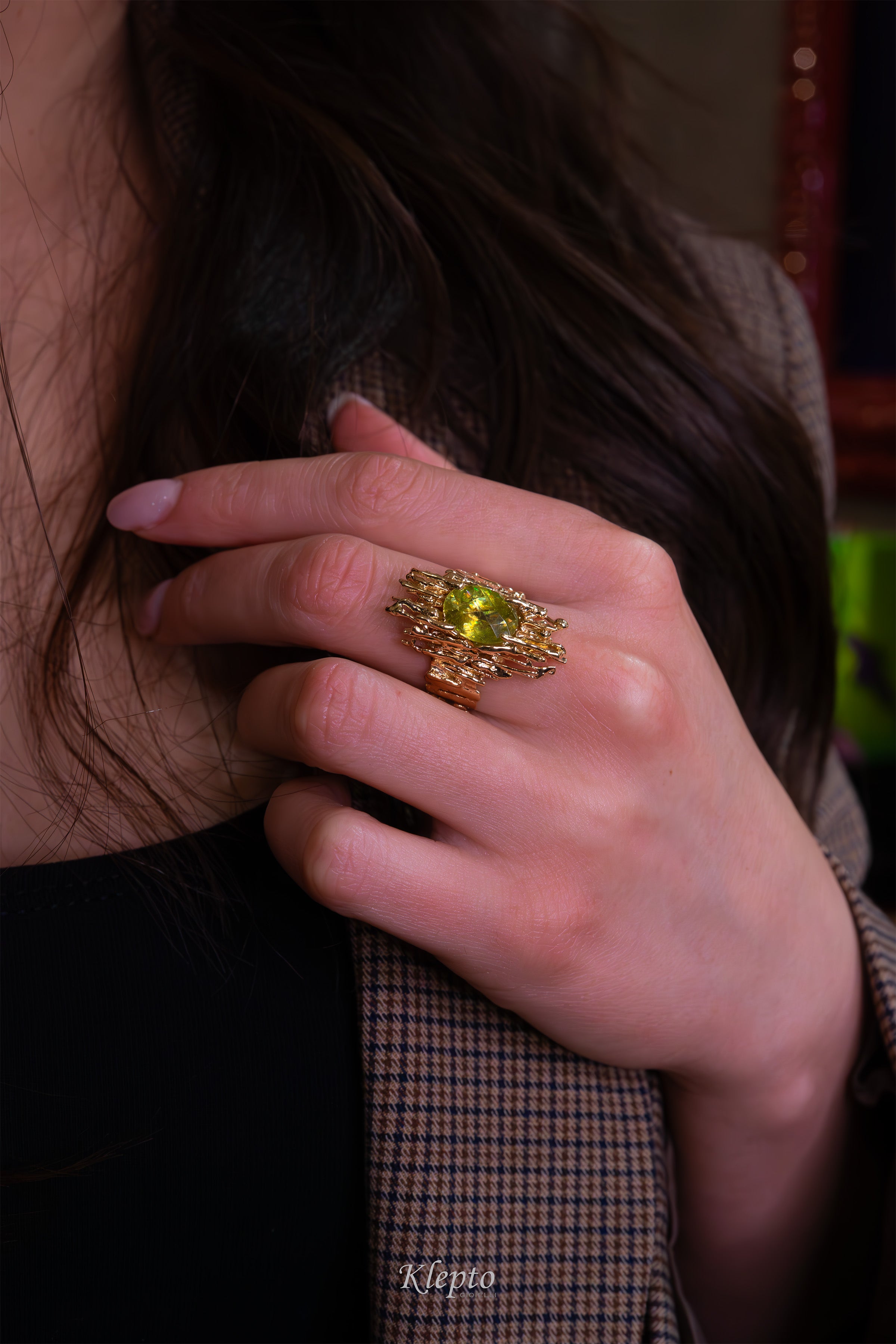 Yellow gold ring "EroiKa" with Sphene

Source:
Anello in oro giallo "EroiKa" con Sfene